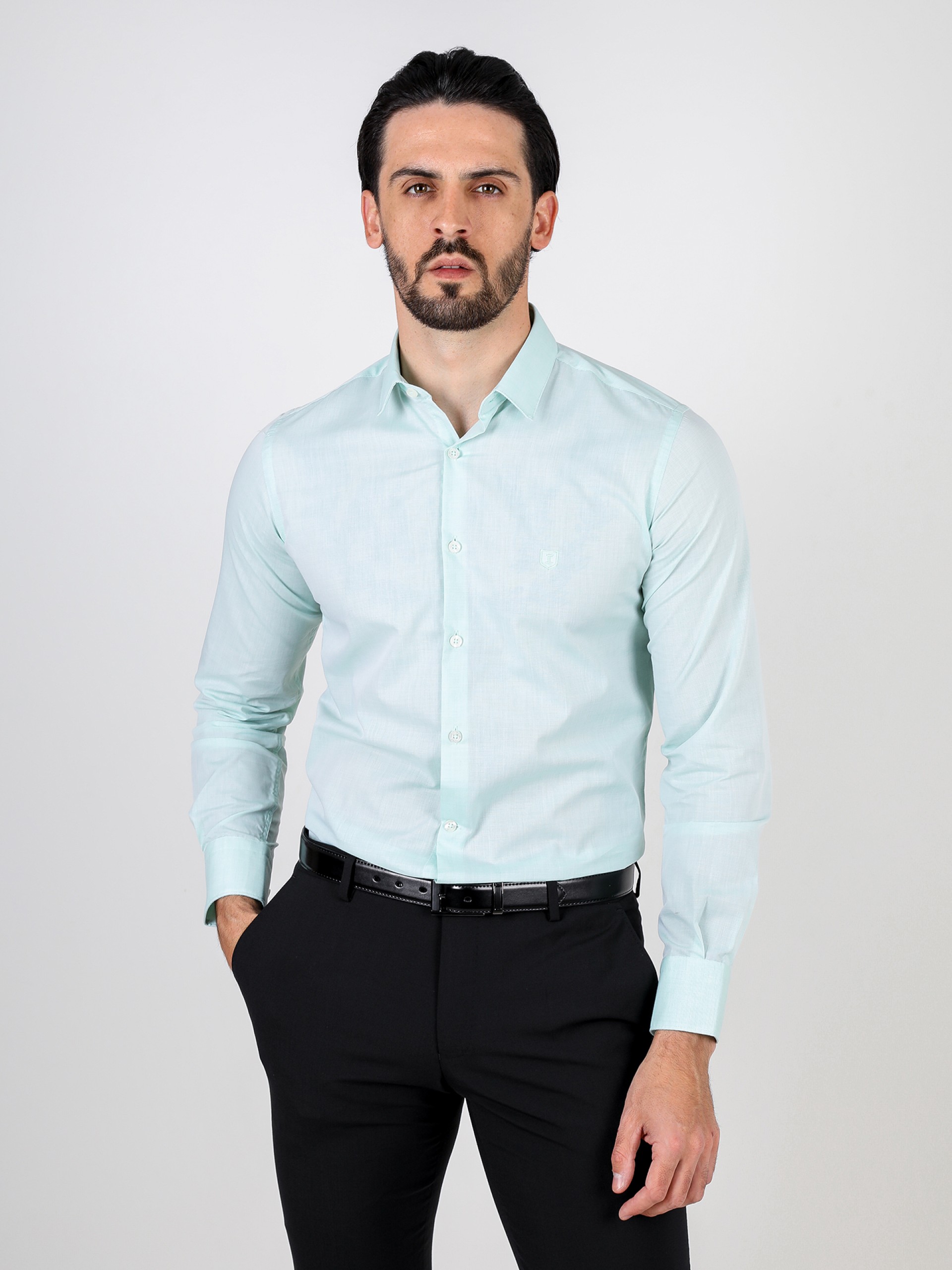 Camisa clásica slim fit con bordado