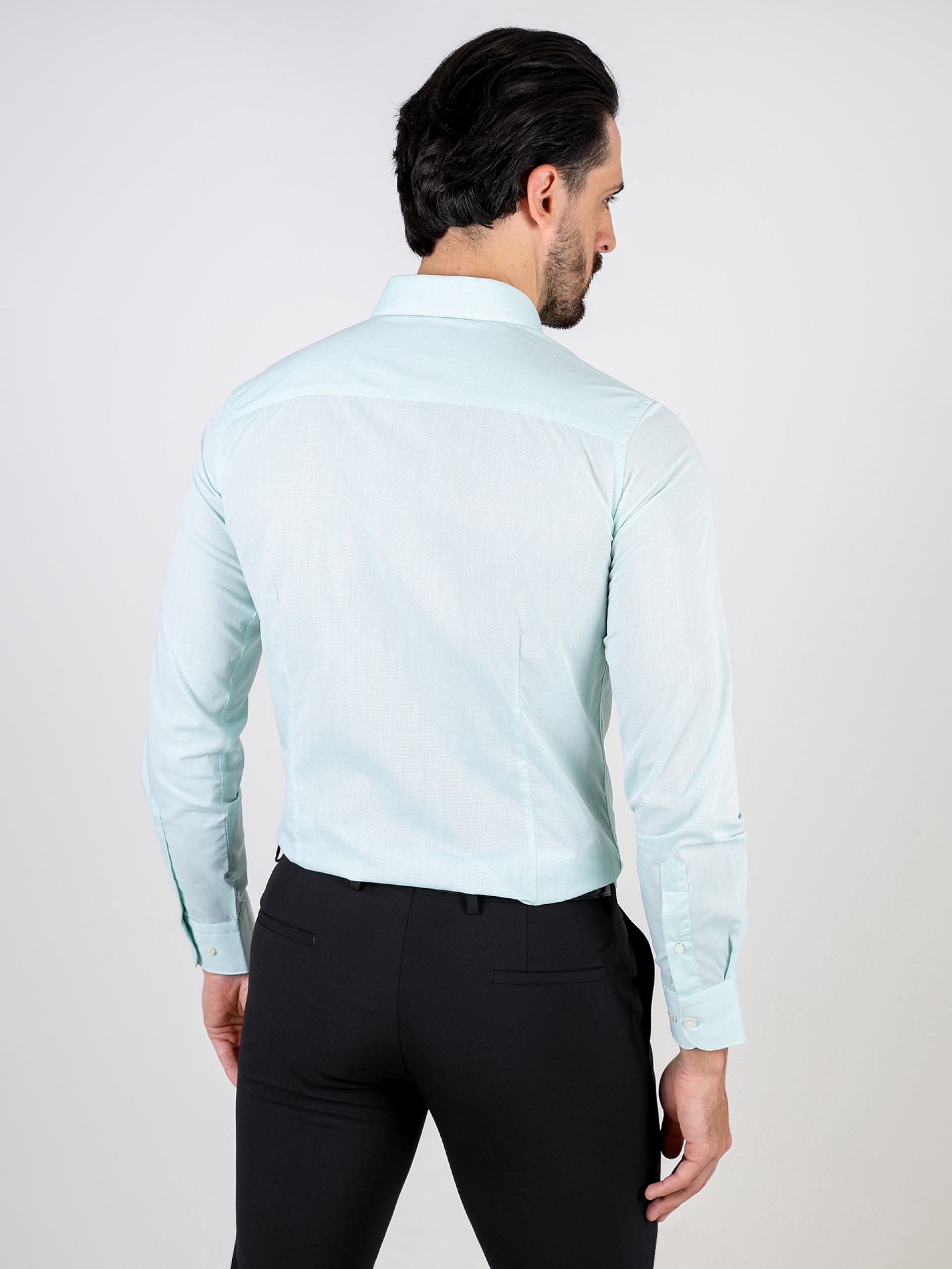 Camisa clásica slim fit con bordado