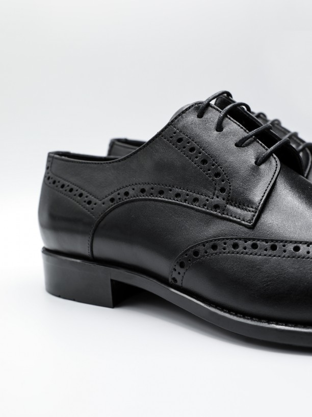 Leather elegant shoes with pricked detail