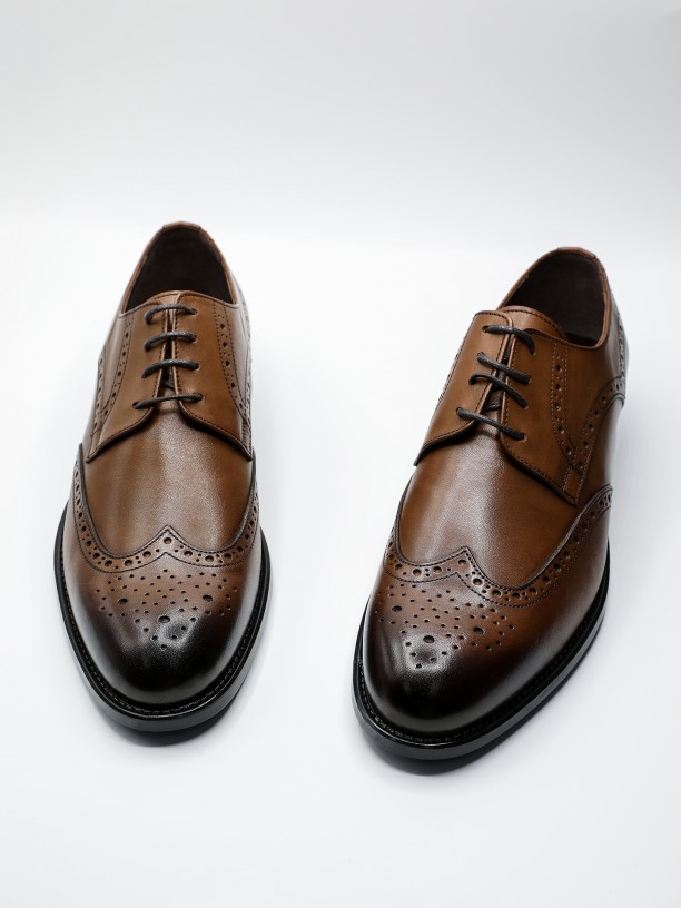 Leather elegant shoes with pricked detail