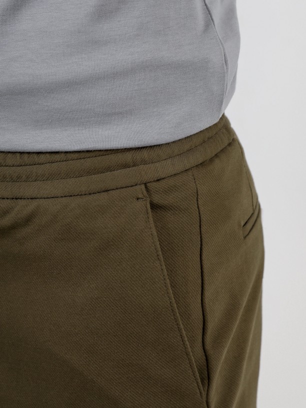 Structured jogger shorts with elastic waist