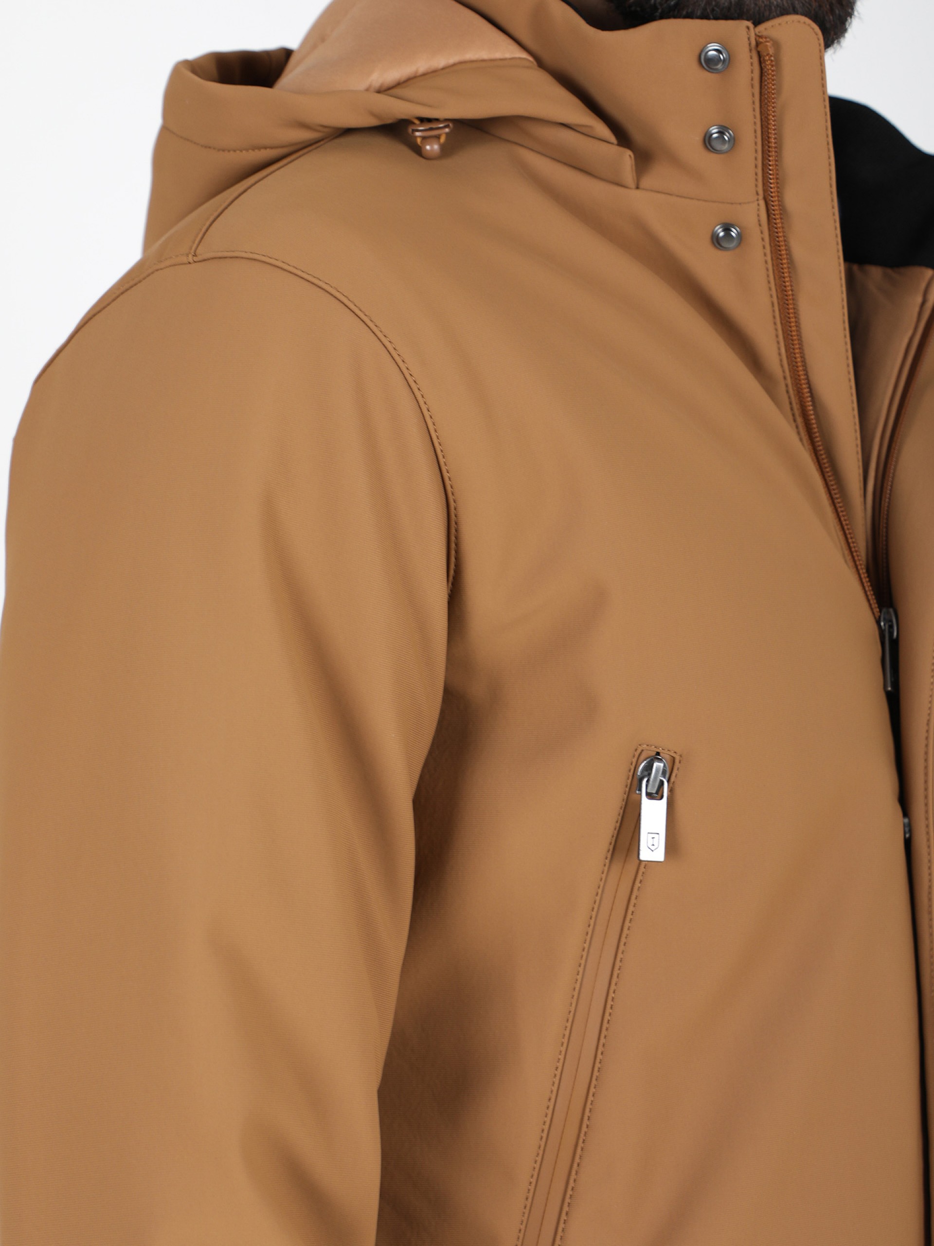 Parka técnica com capuz