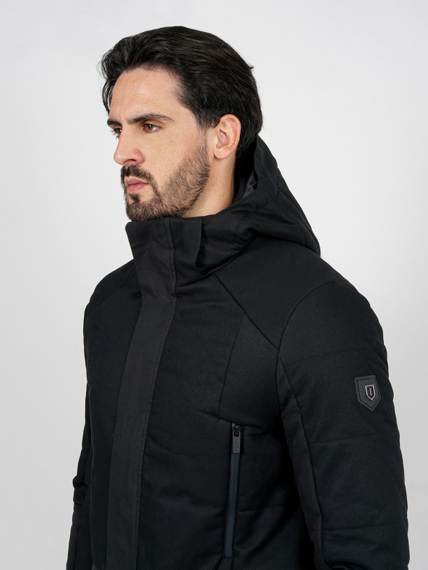 Parka técnica estruturada com capuz Parka técnica estruturada com capuz