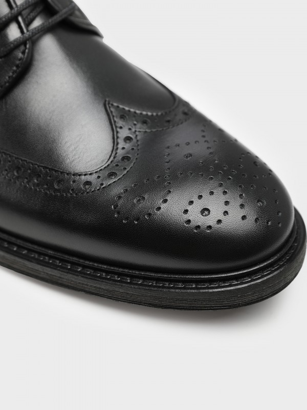 Sapato elegante de pele picado Sapato elegante de pele picado