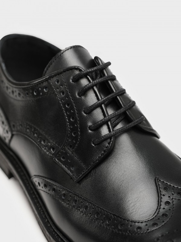 Sapato elegante de pele picado Sapato elegante de pele picado