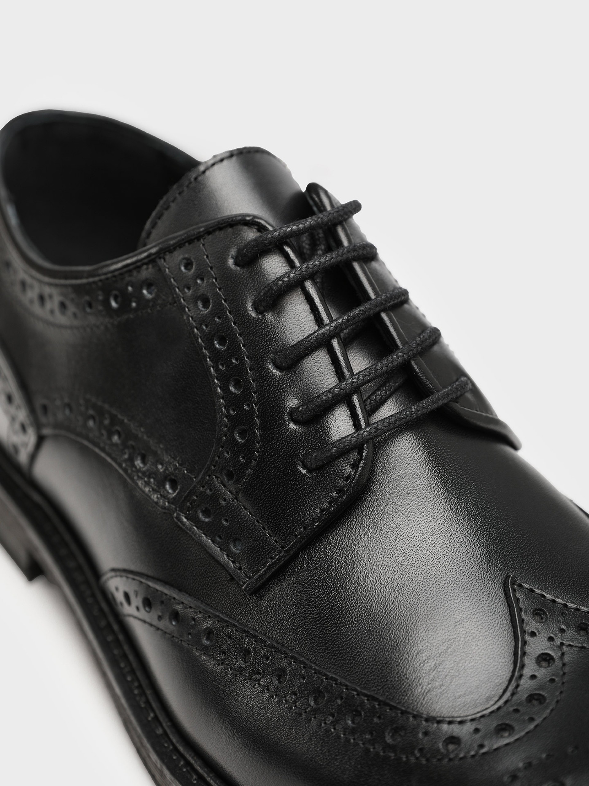 Sapato elegante de pele picado