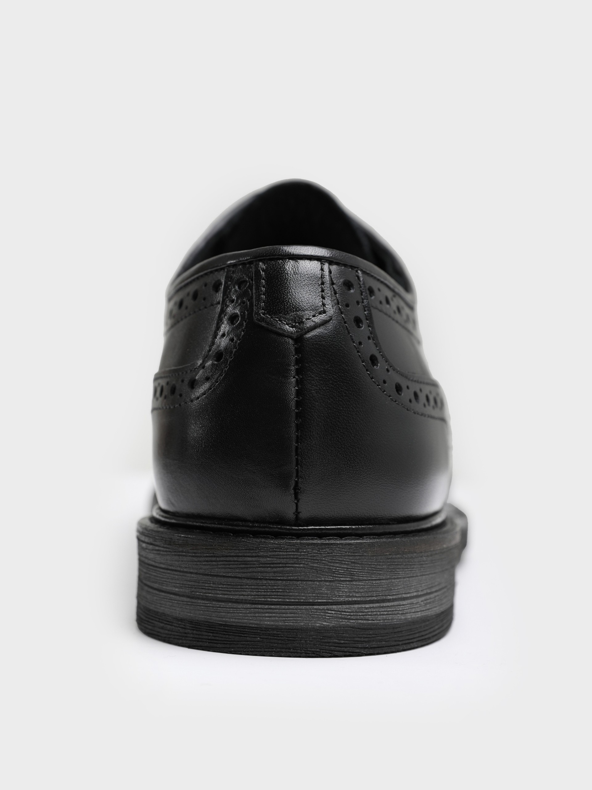 Sapato elegante de pele picado