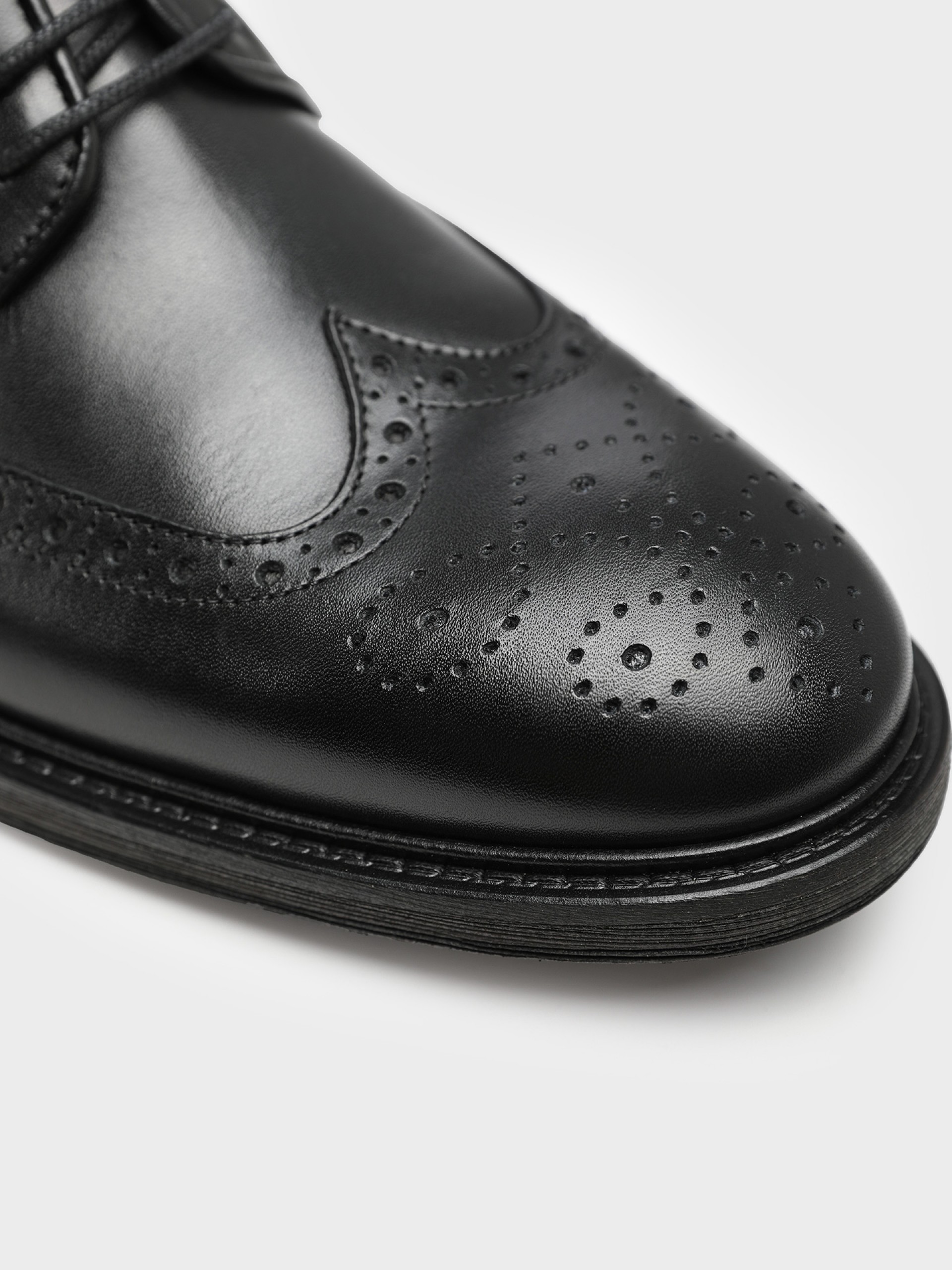 Sapato elegante de pele picado