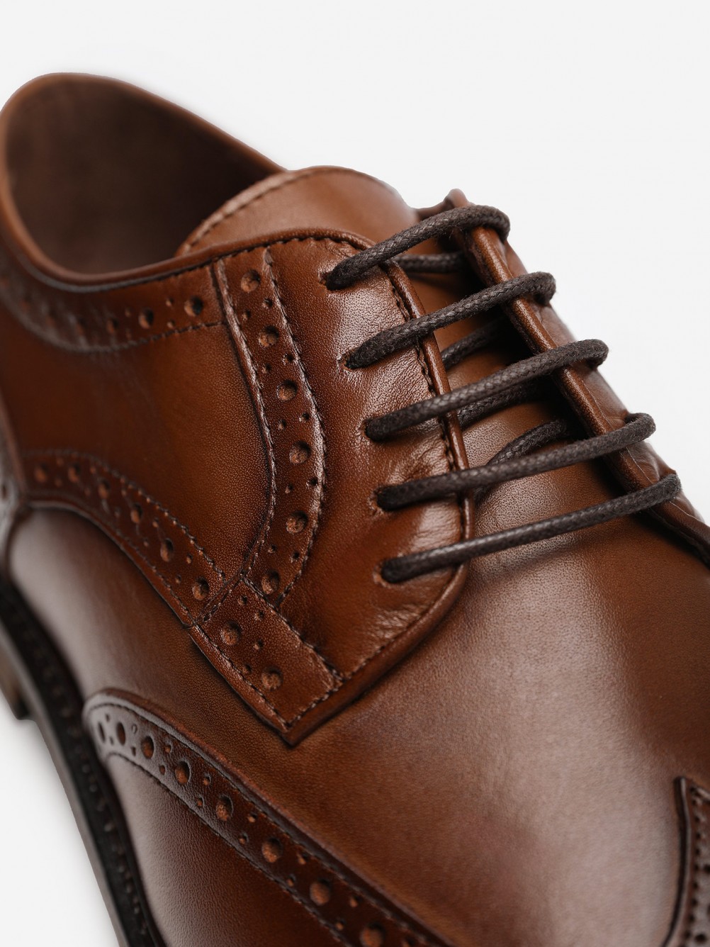 Leather elegant shoes with pricked detail