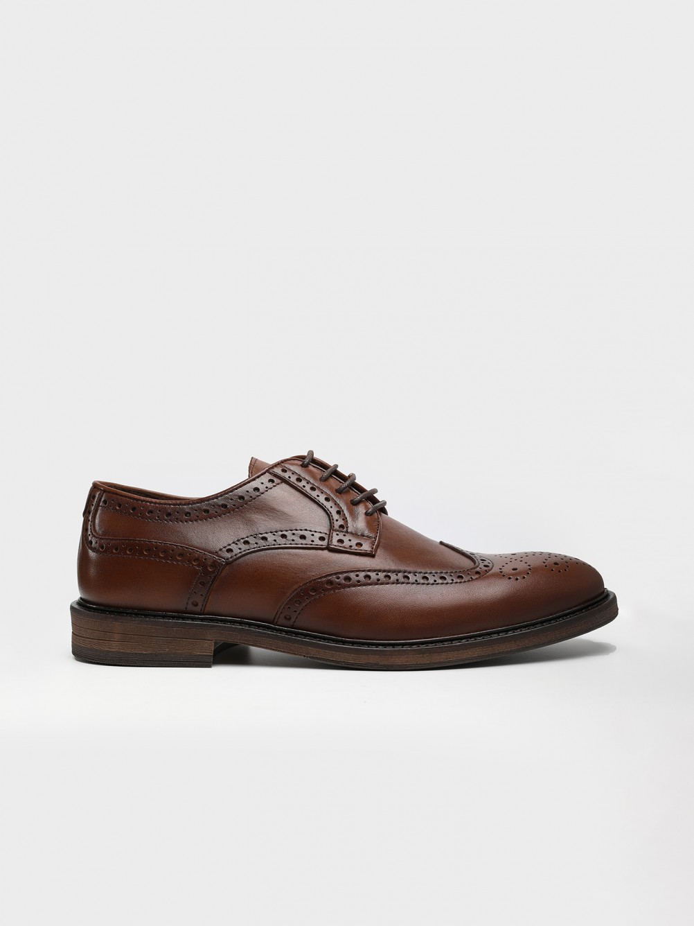 Leather elegant shoes with pricked detail