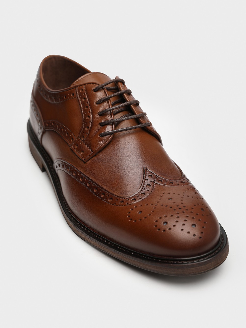 Leather elegant shoes with pricked detail