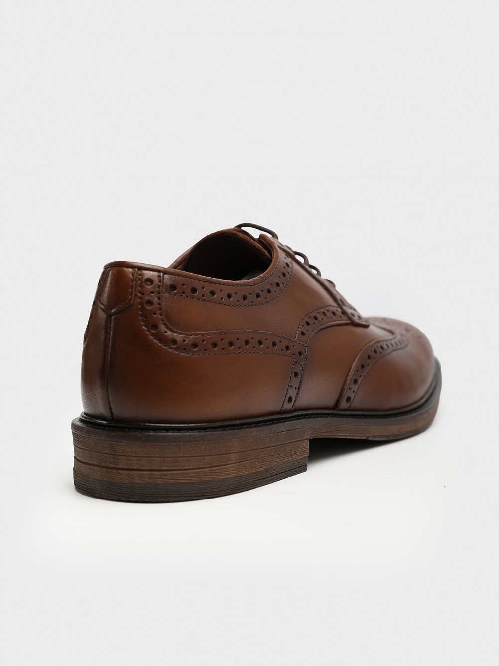 Leather elegant shoes with pricked detail