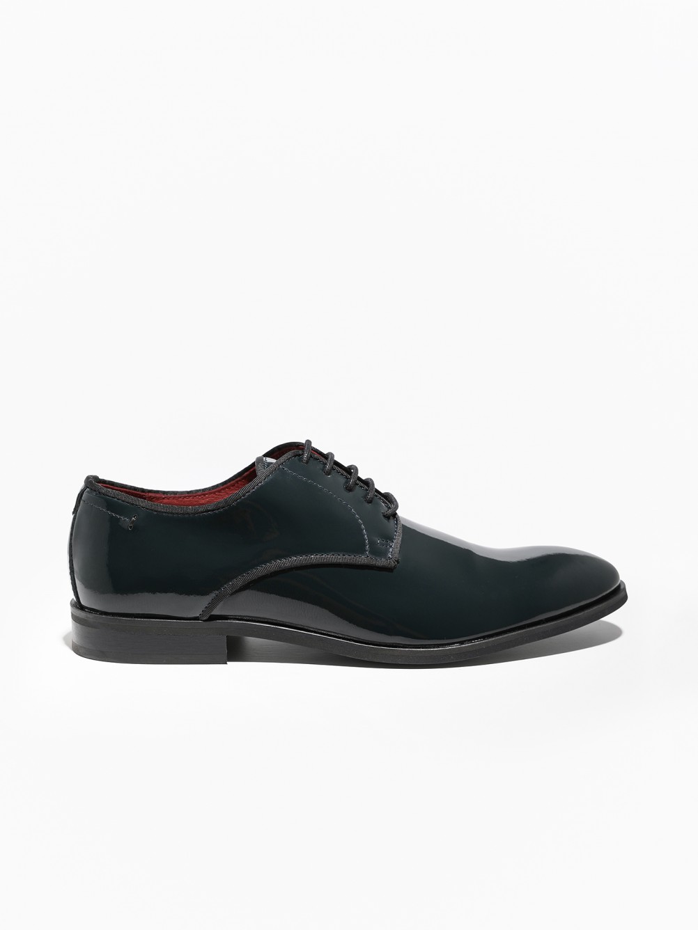 Varnish leather elegant shoes