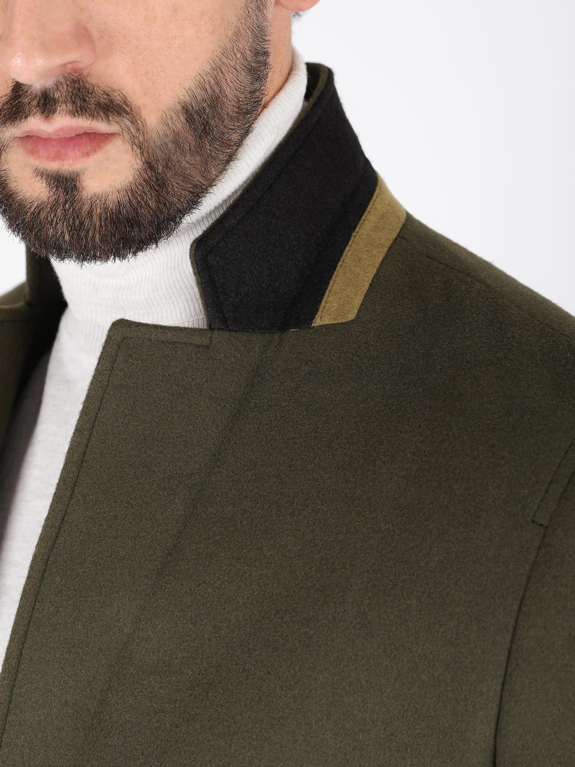 Sobretudo slim fit lapela clássica