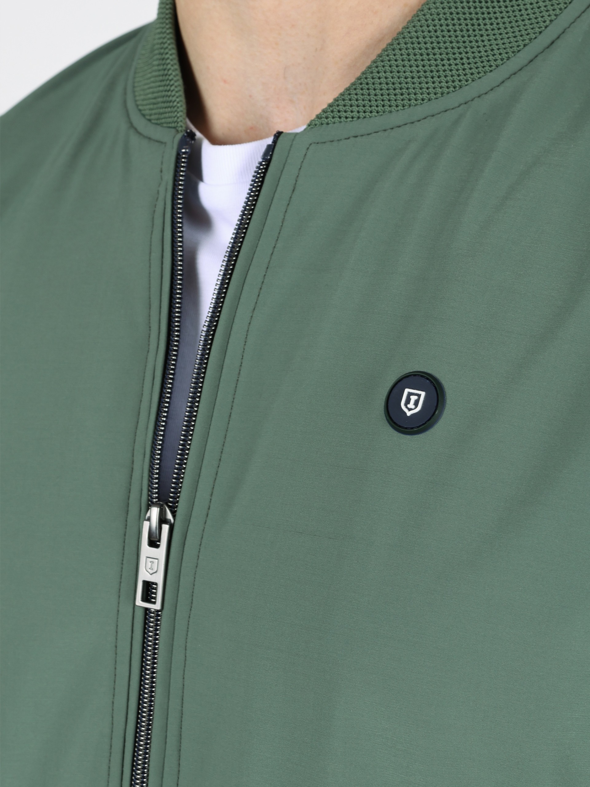 Chaqueta técnica ligera con forro en contraste