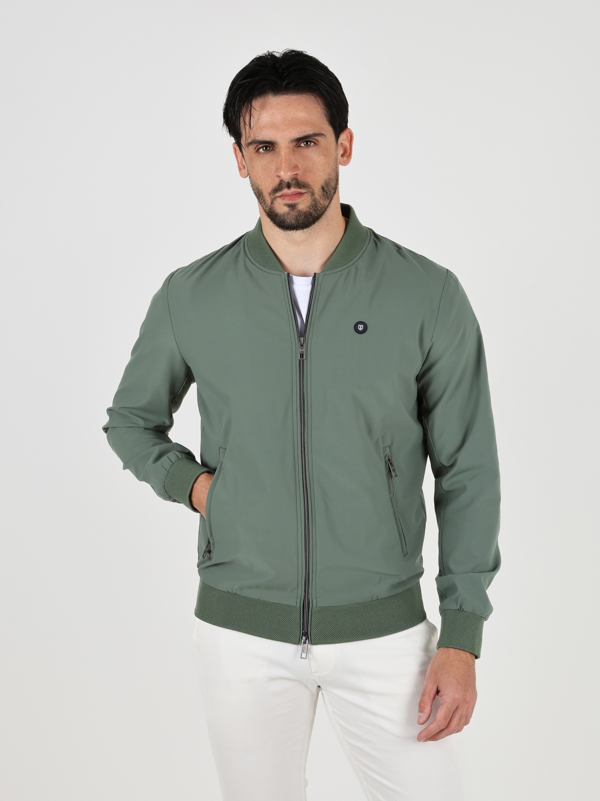 Chaqueta técnica ligera con forro en contraste