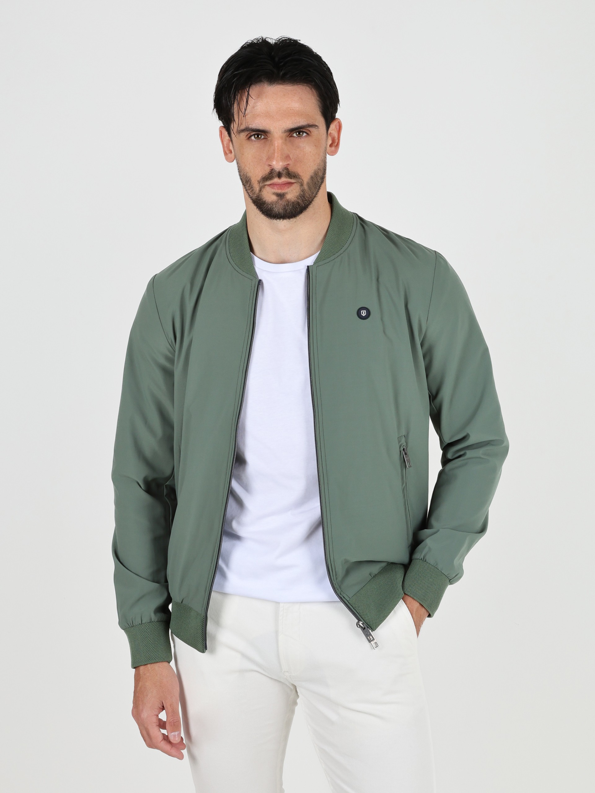 Chaqueta técnica ligera con forro en contraste