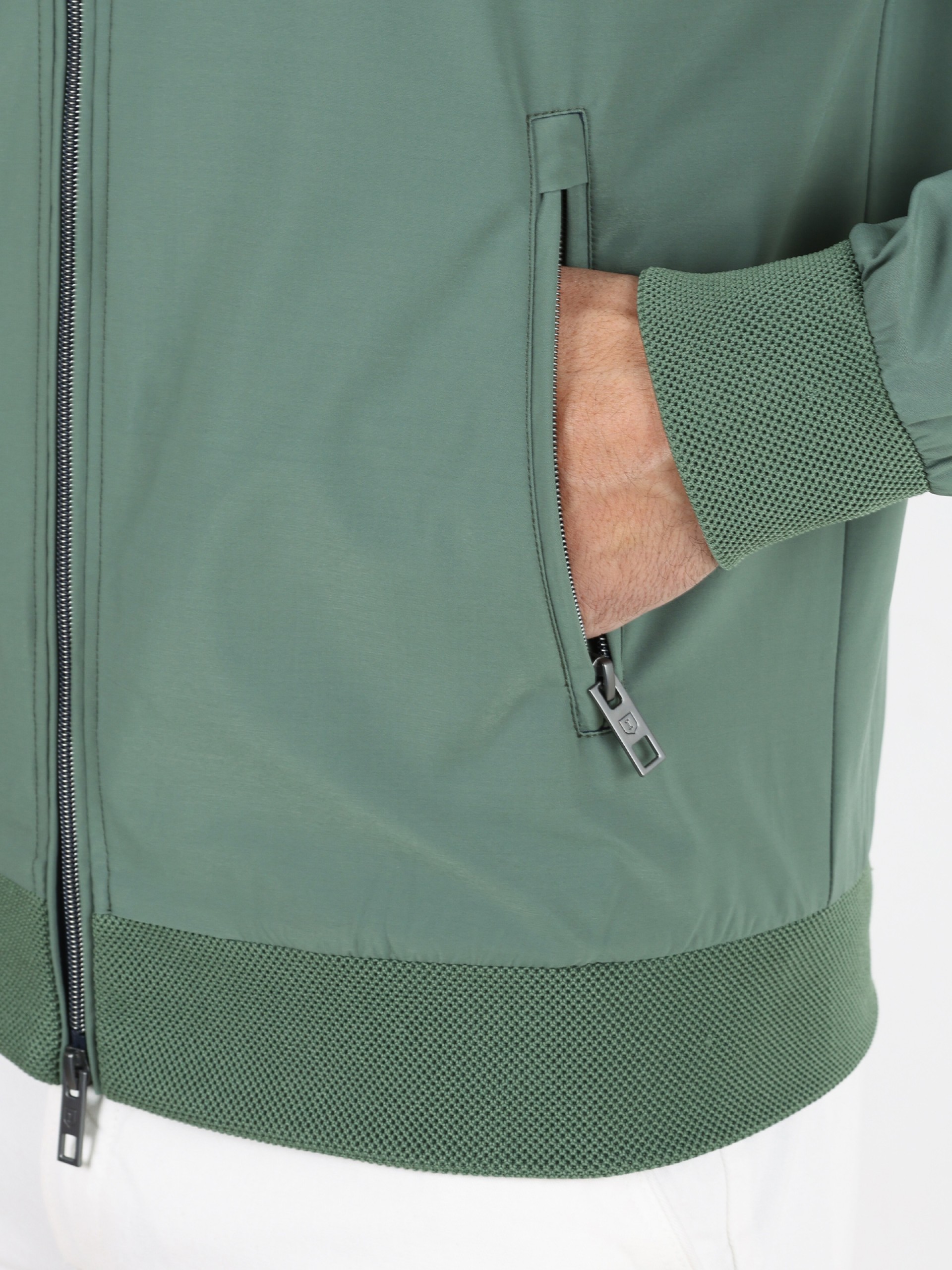 Chaqueta técnica ligera con forro en contraste