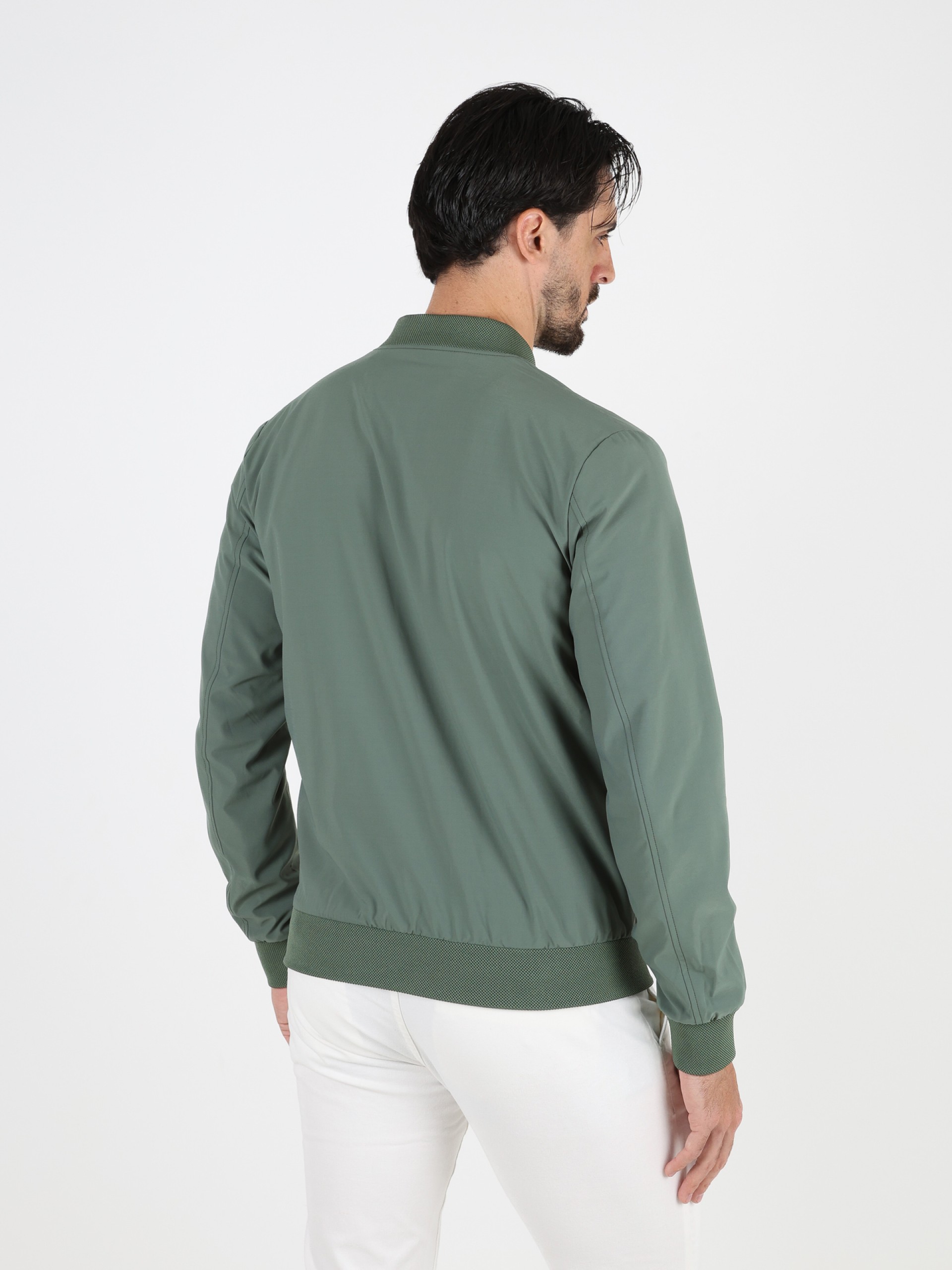 Chaqueta técnica ligera con forro en contraste