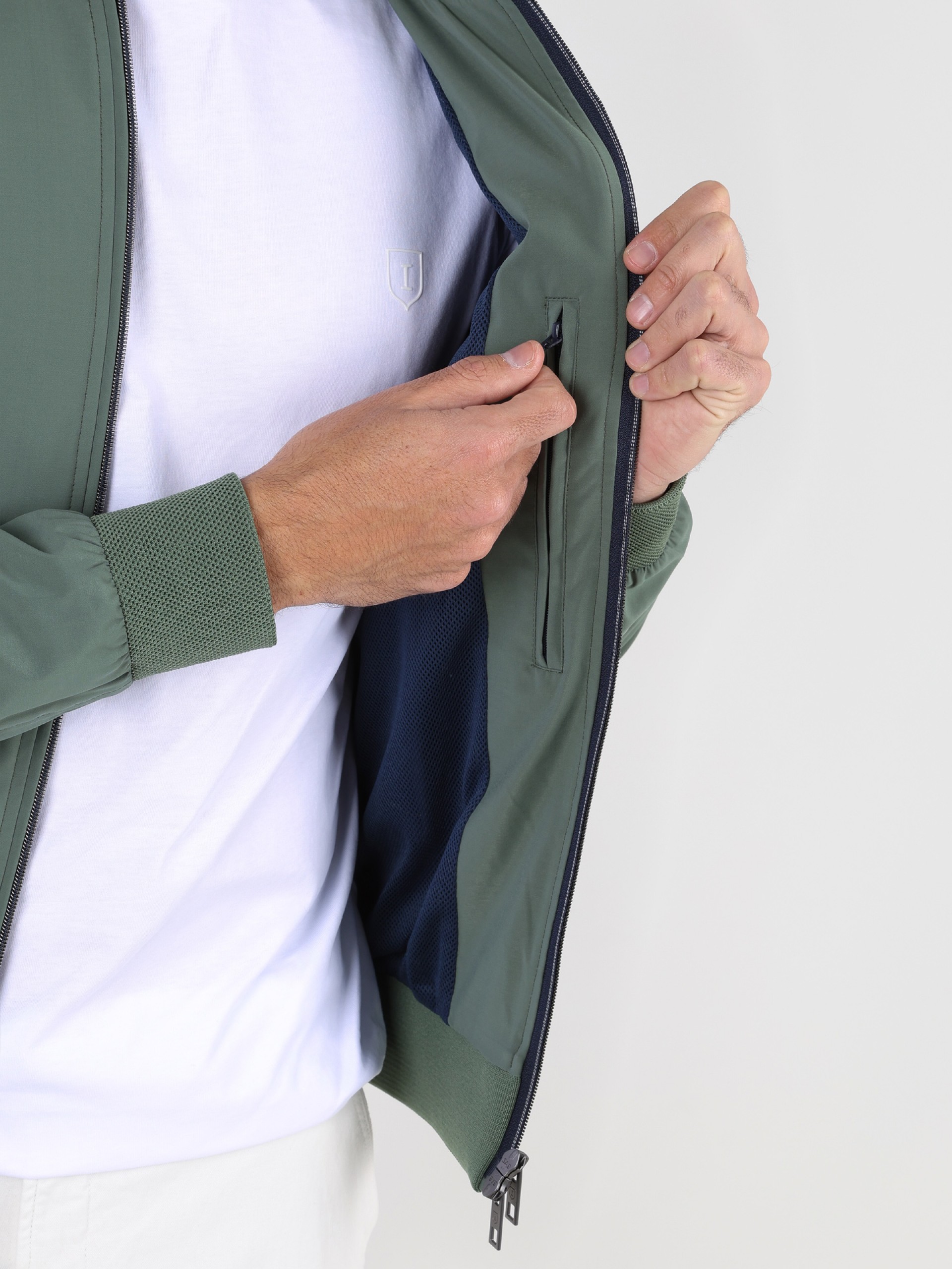 Chaqueta técnica ligera con forro en contraste