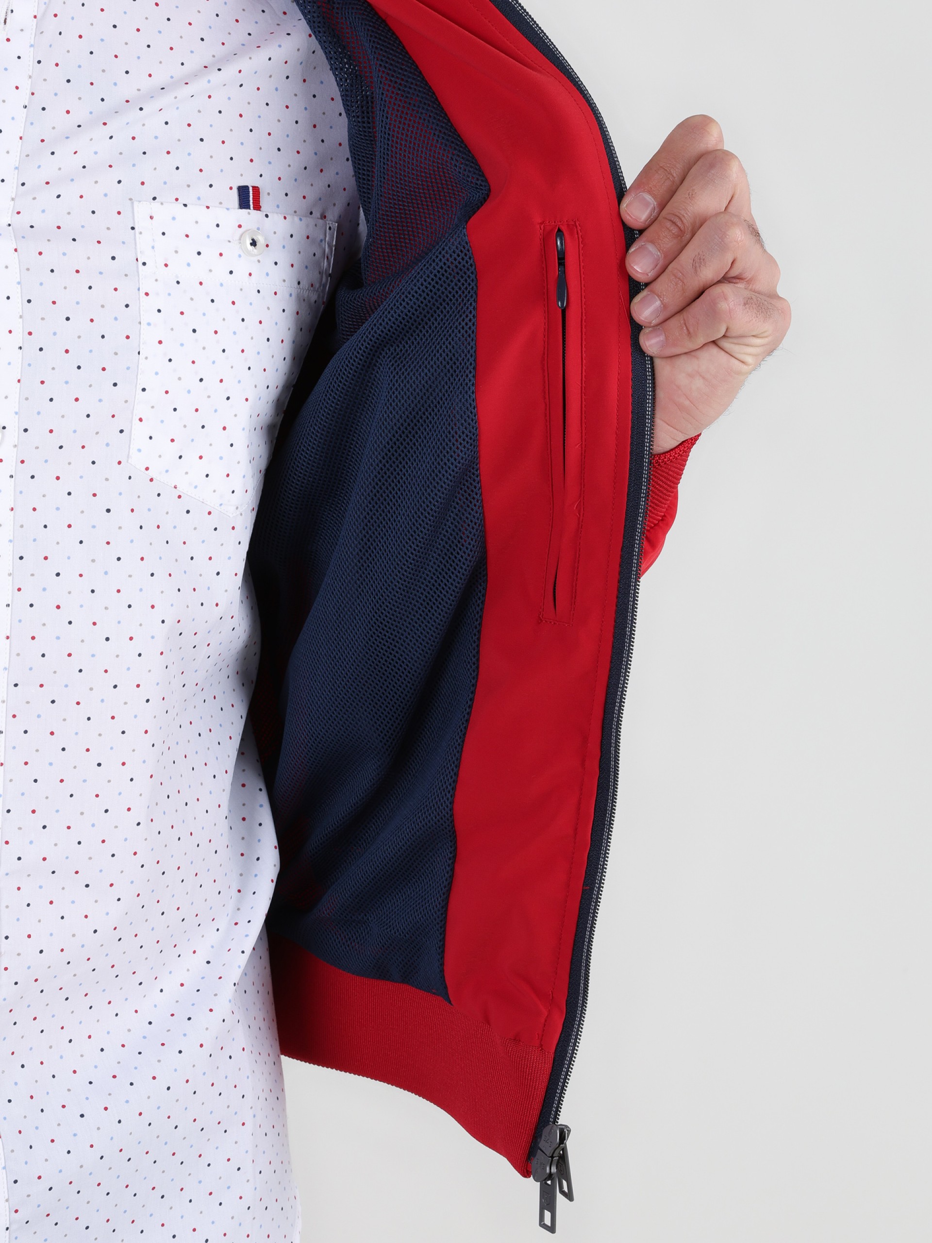 Chaqueta técnica ligera con forro en contraste