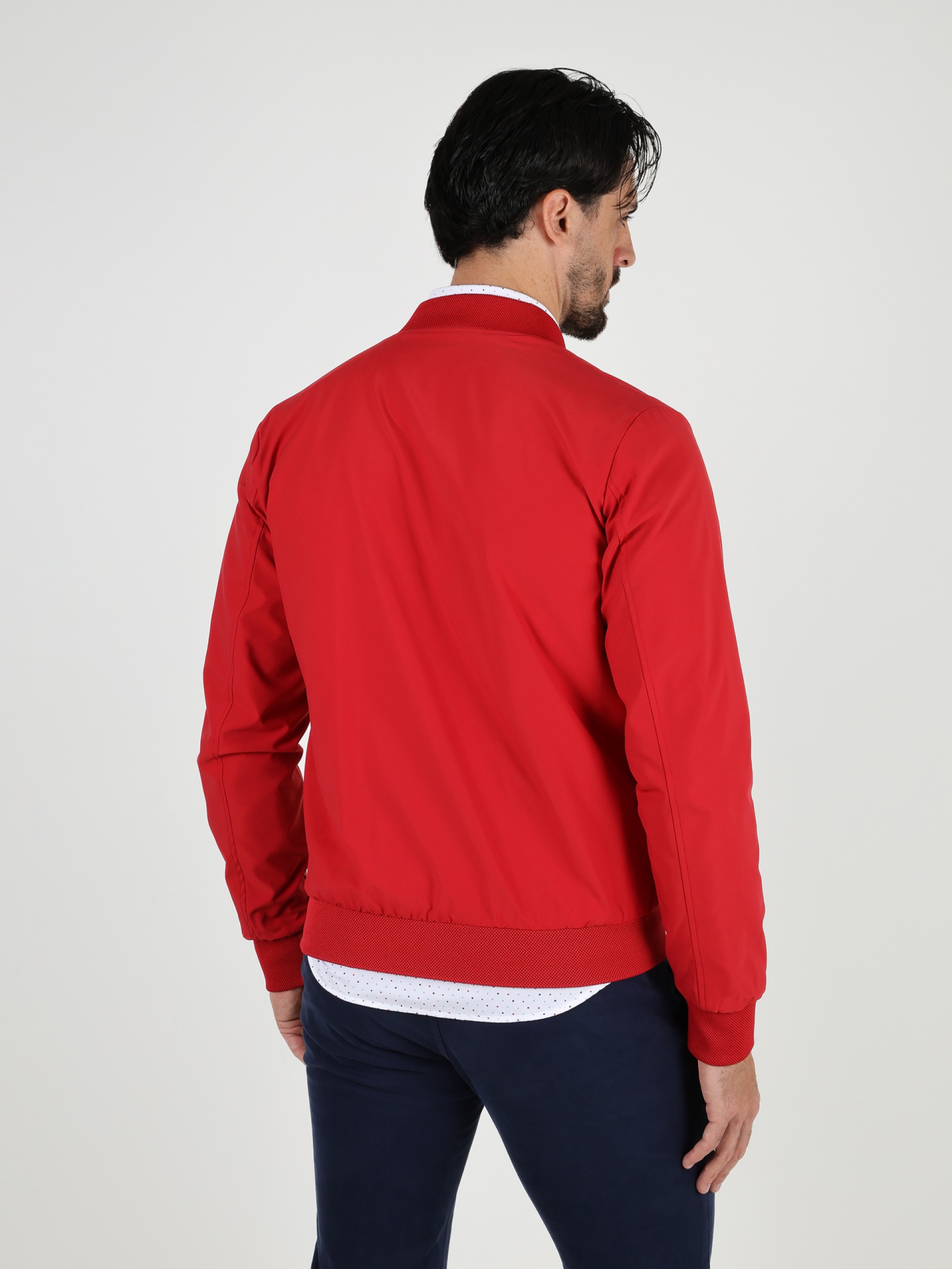 Chaqueta técnica ligera con forro en contraste