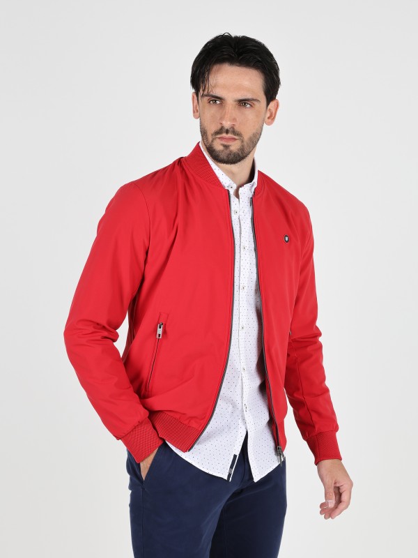 Chaqueta técnica ligera con forro en contraste Chaqueta técnica ligera con forro en contraste