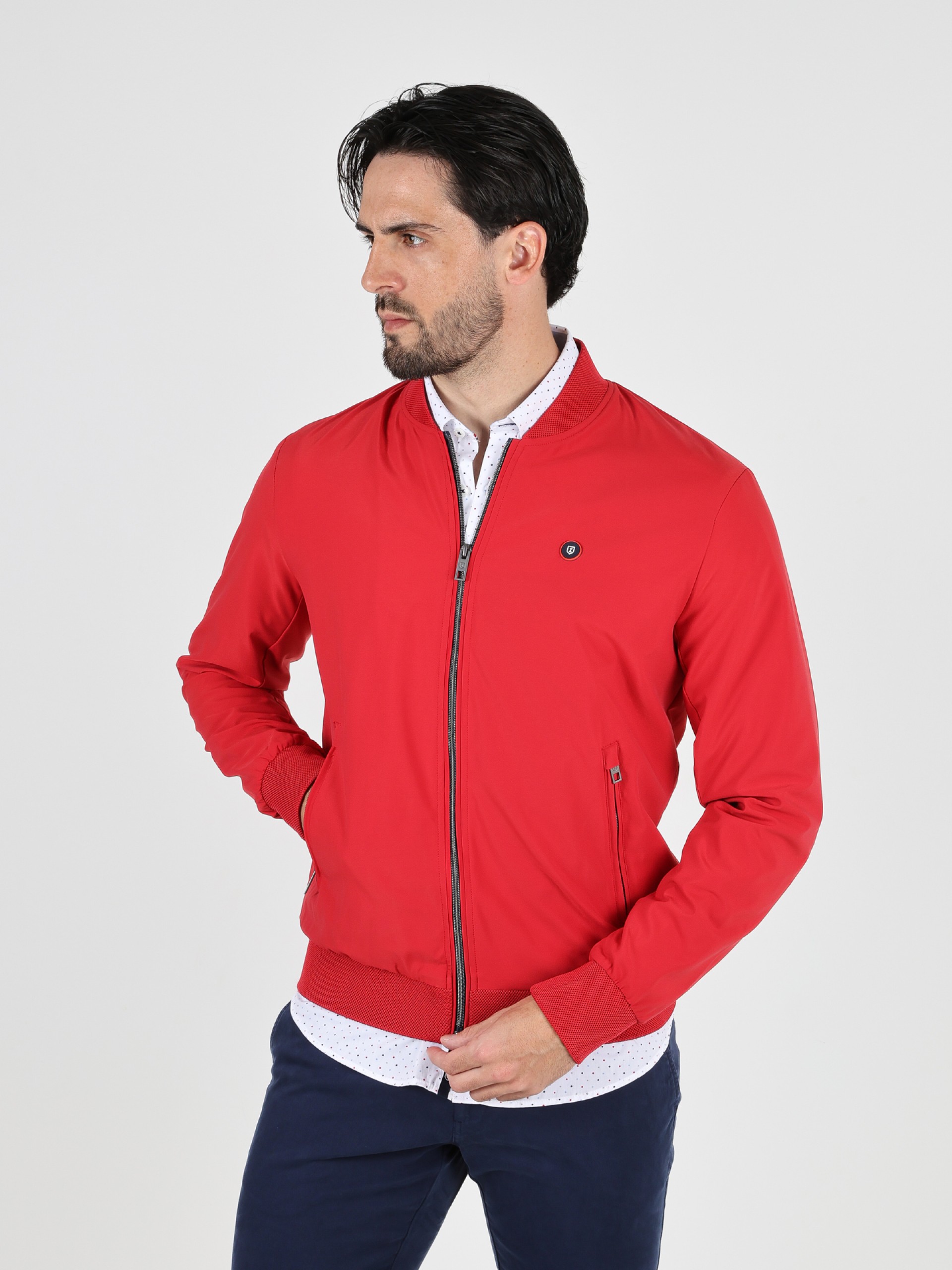 Chaqueta técnica ligera con forro en contraste