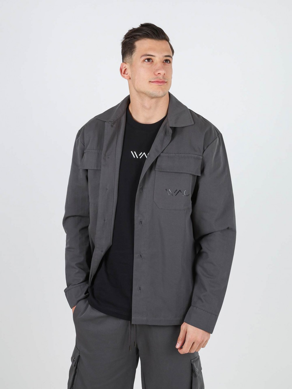 Camisa oversize com bolsos