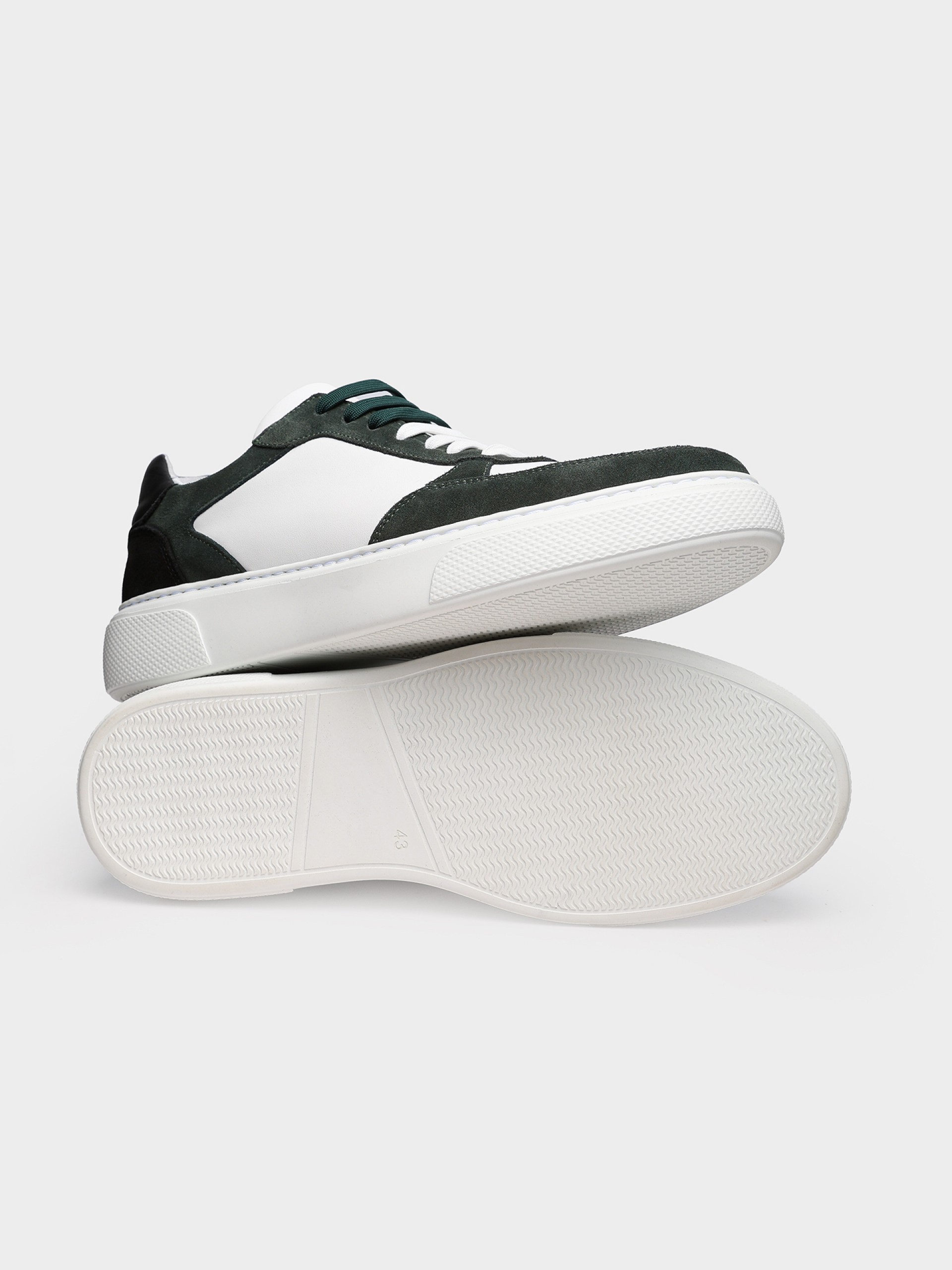 Sapatilha em pele combinada