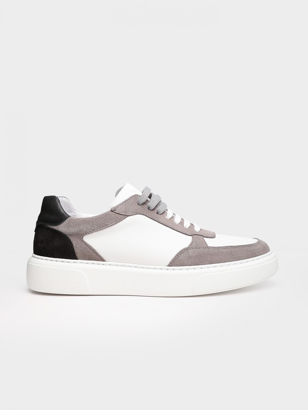 Zapatilla combinada de cuero