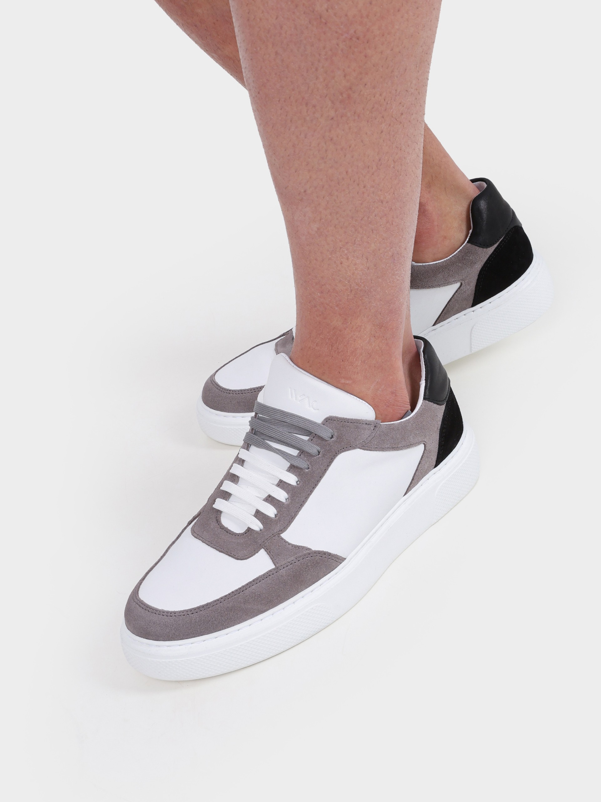 Zapatilla combinada de cuero