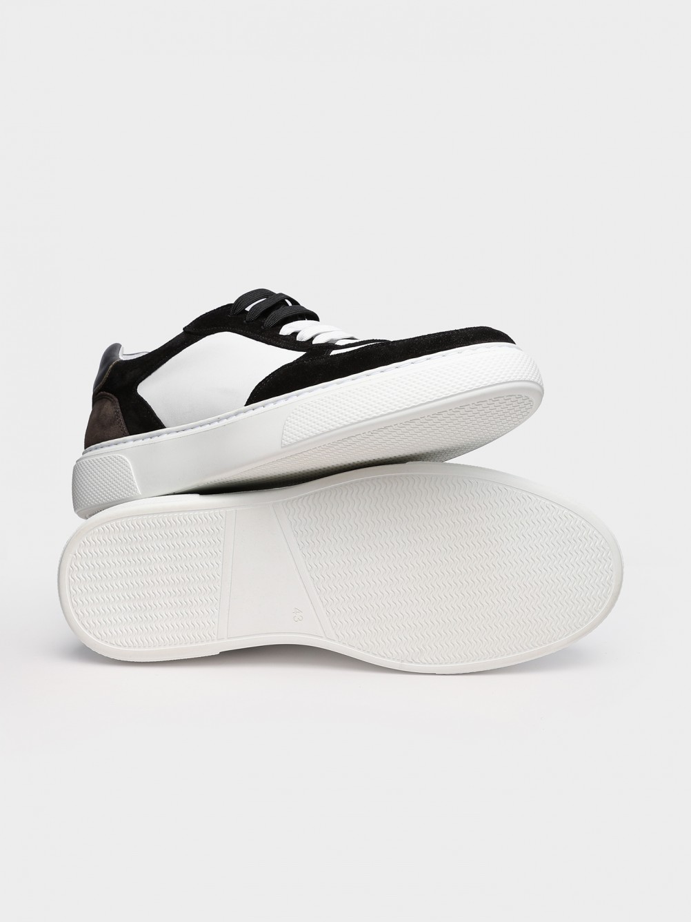 Sapatilha em pele combinada