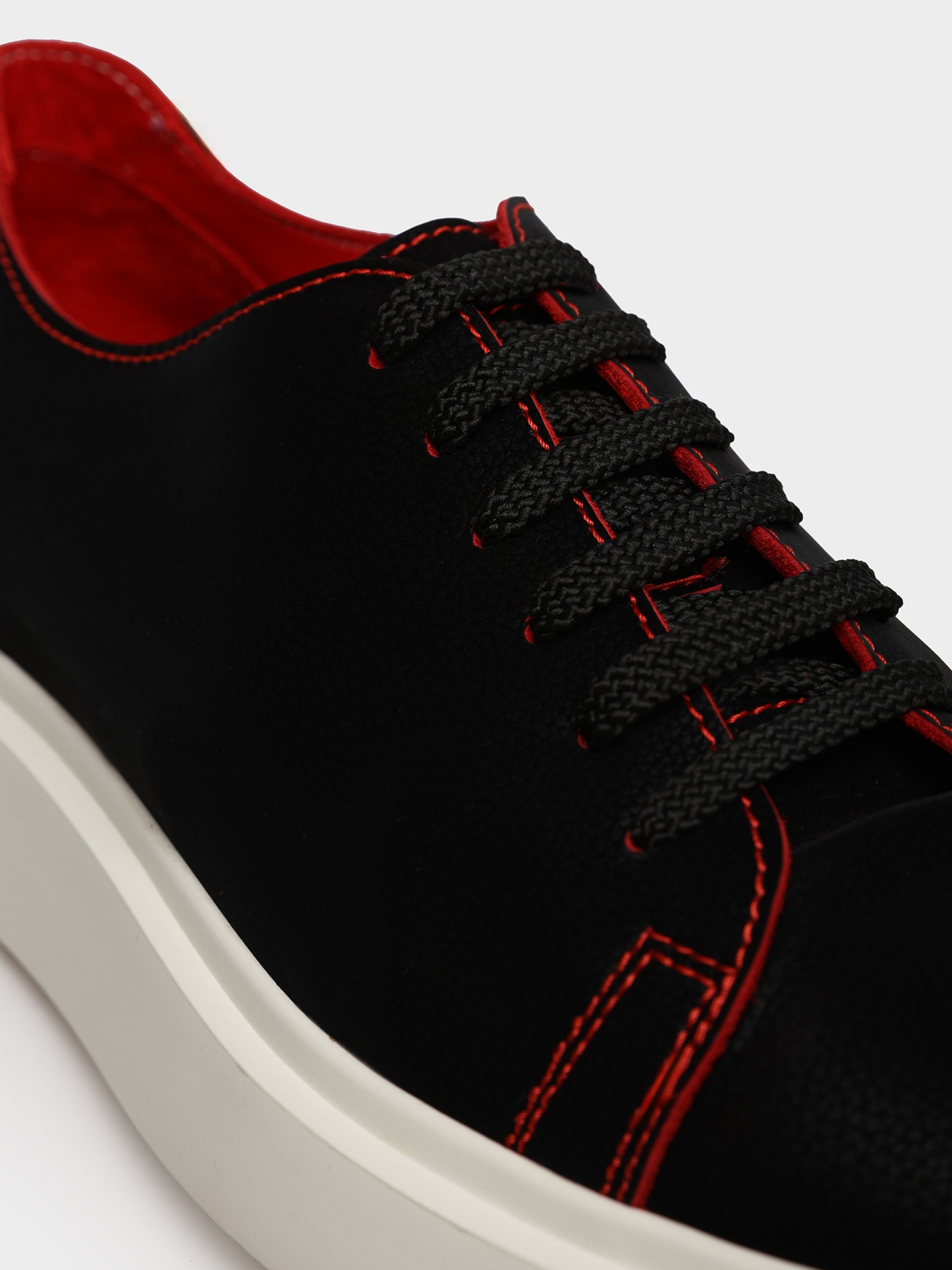 Deportivo de piel suela ancha