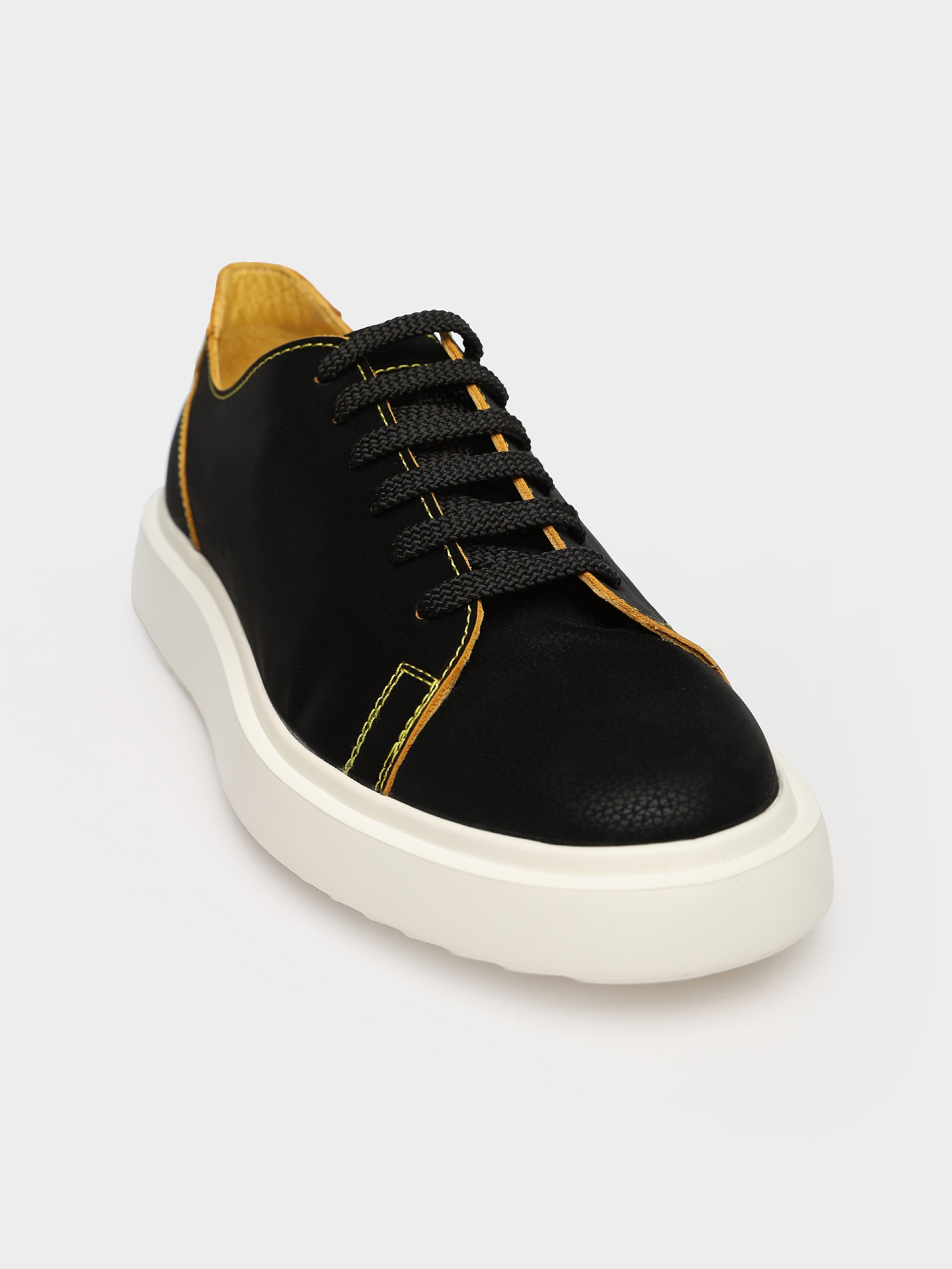 Deportivo de piel suela ancha