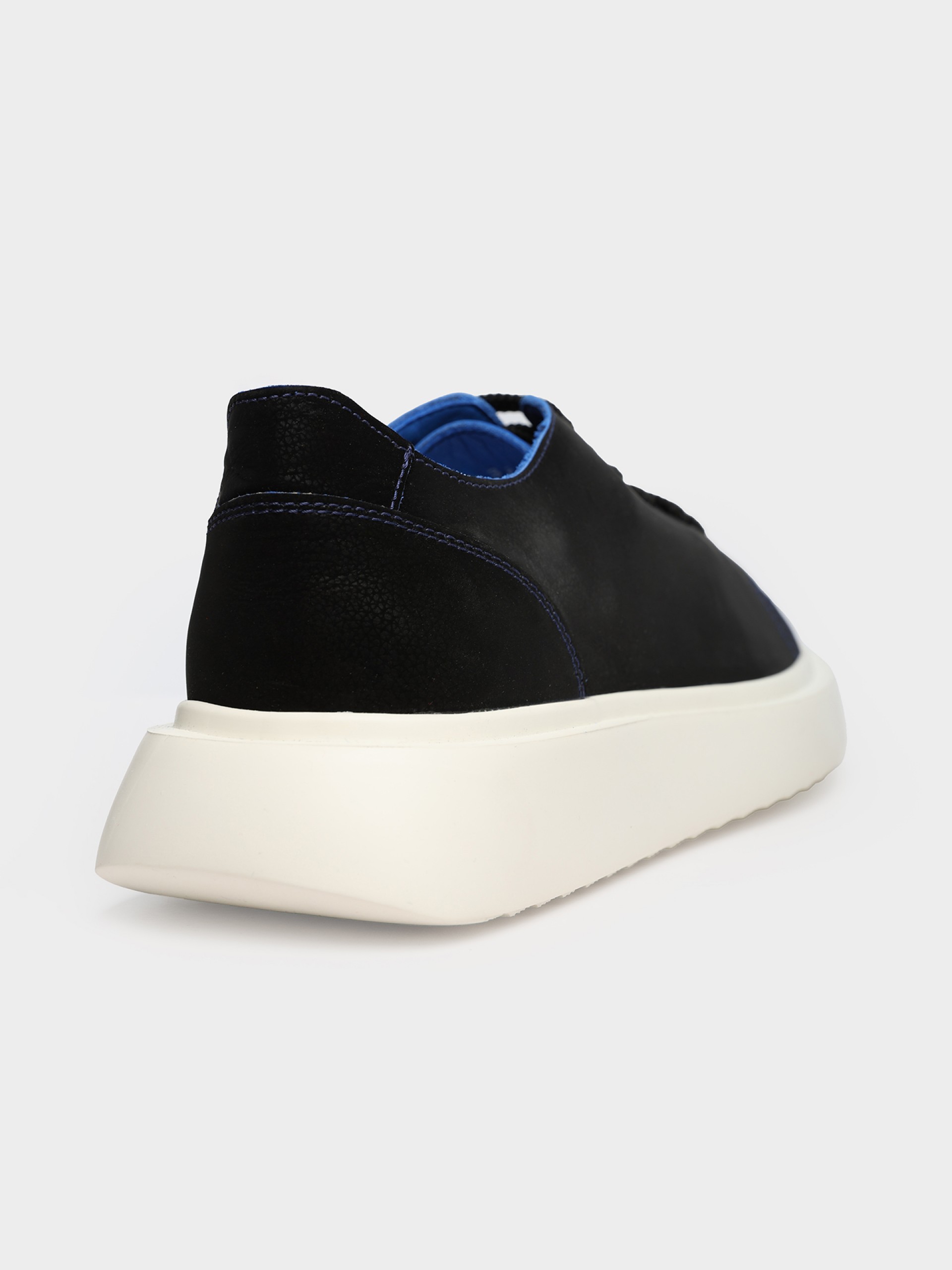 Deportivo de piel suela ancha