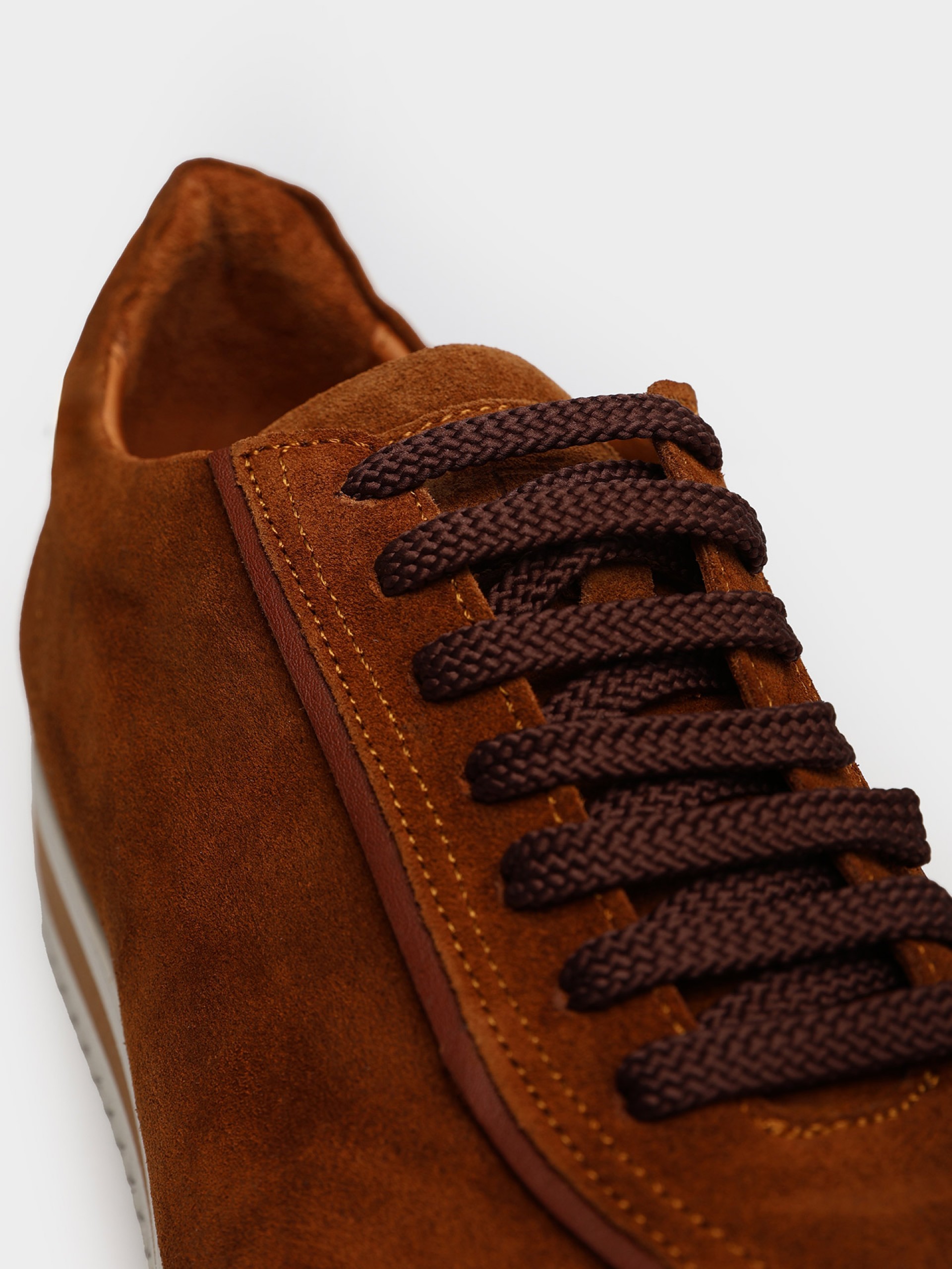 Sapatilha de pele croute pormenor na sola