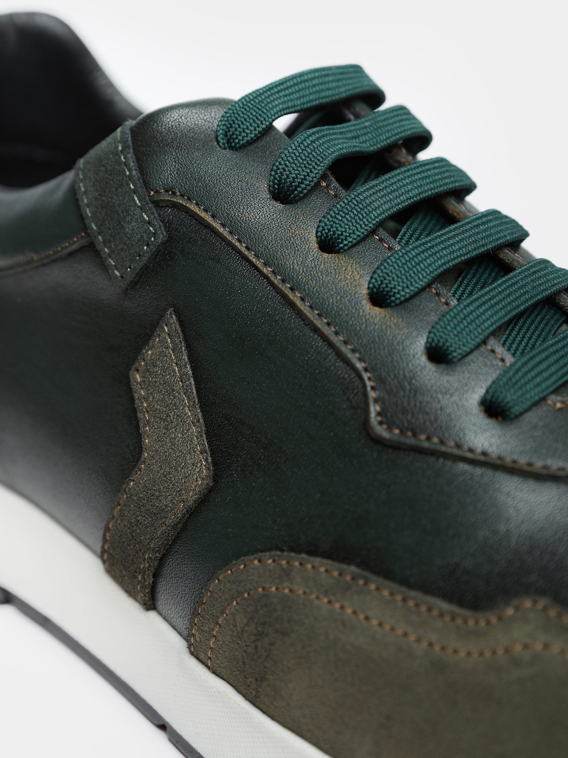 Deportivo de piel combinada