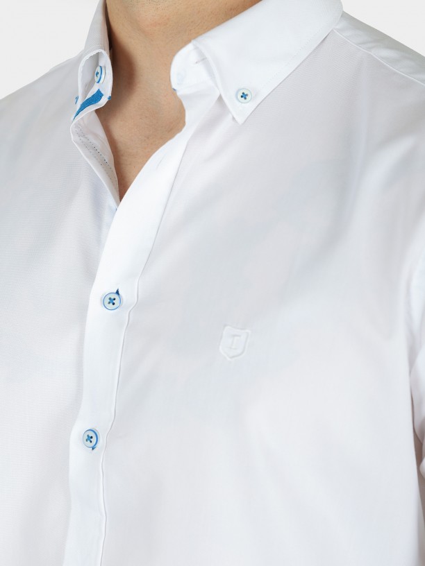 Plain shirt with color detail