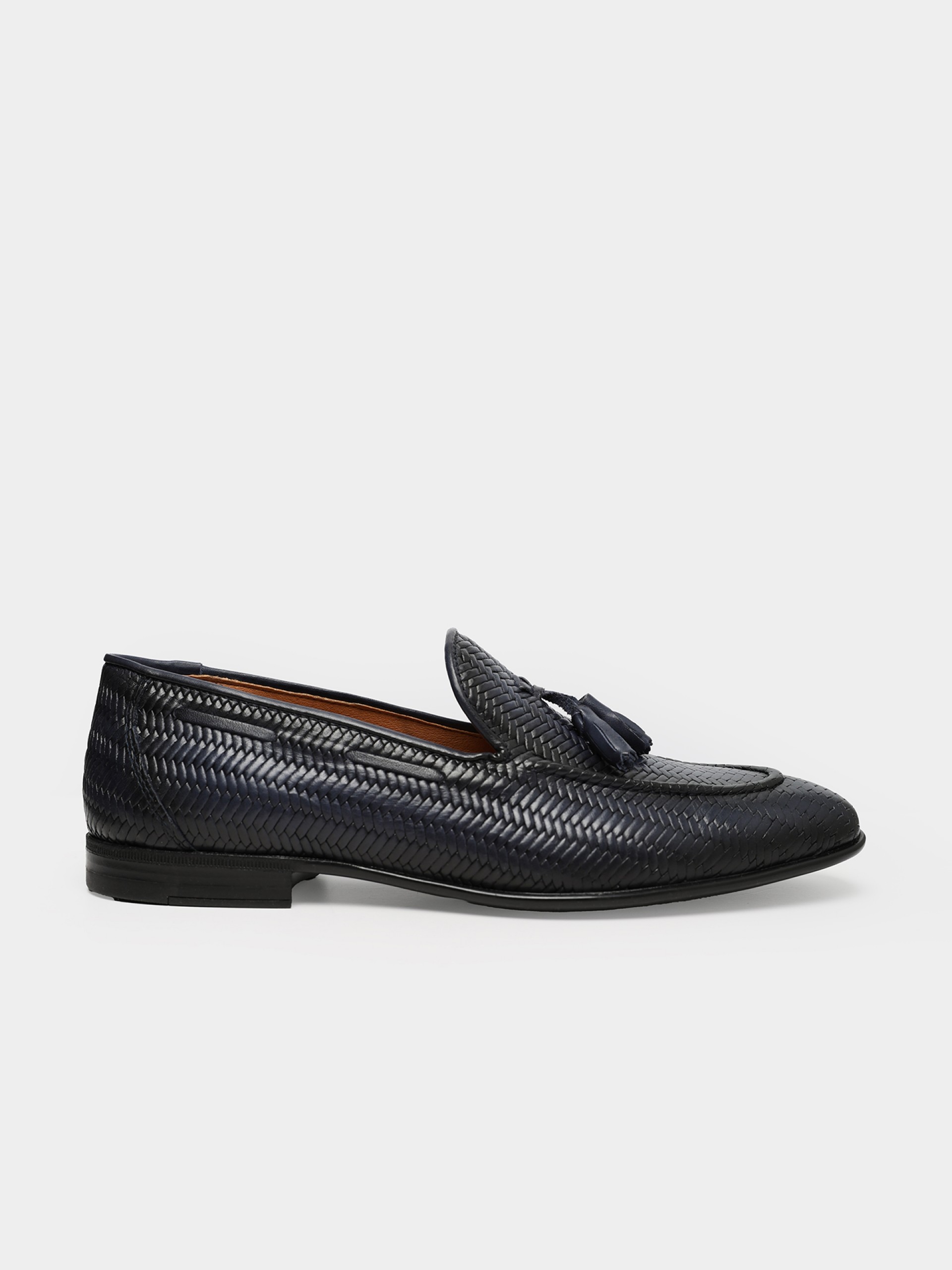 Leather moccasin with charm