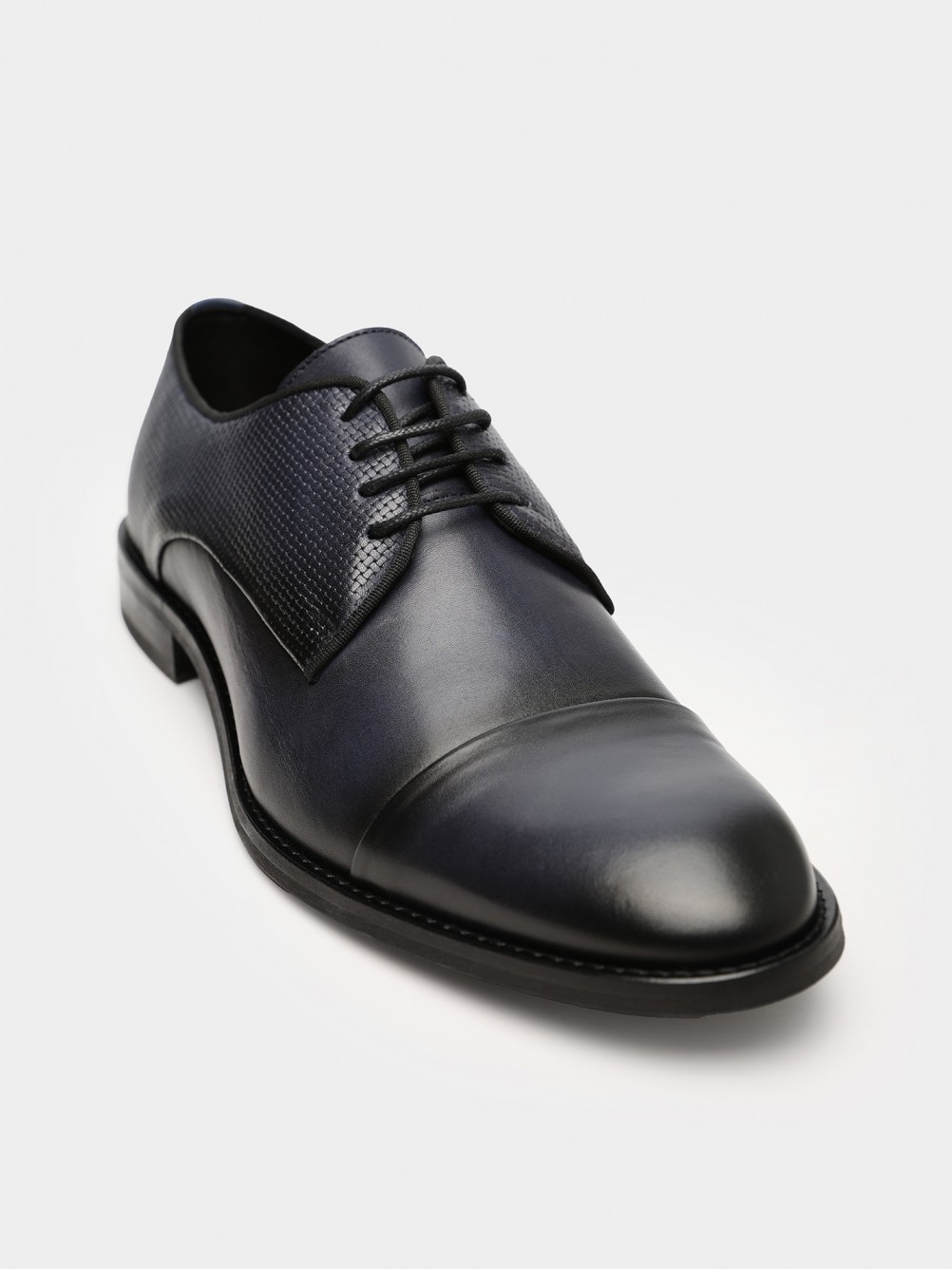 Leather shoes with pattern