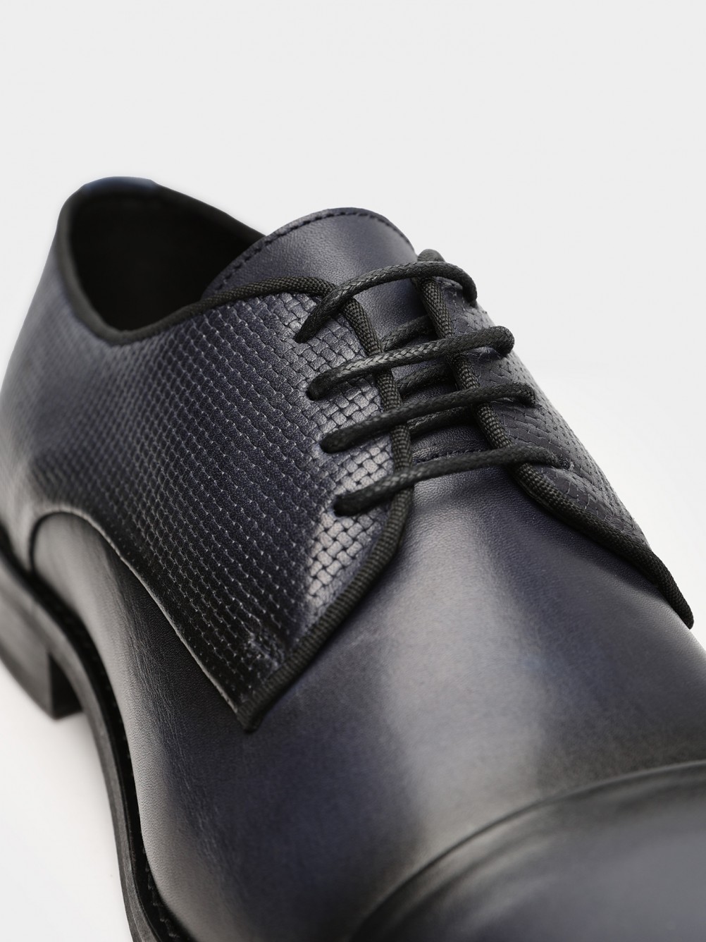 Leather shoes with pattern