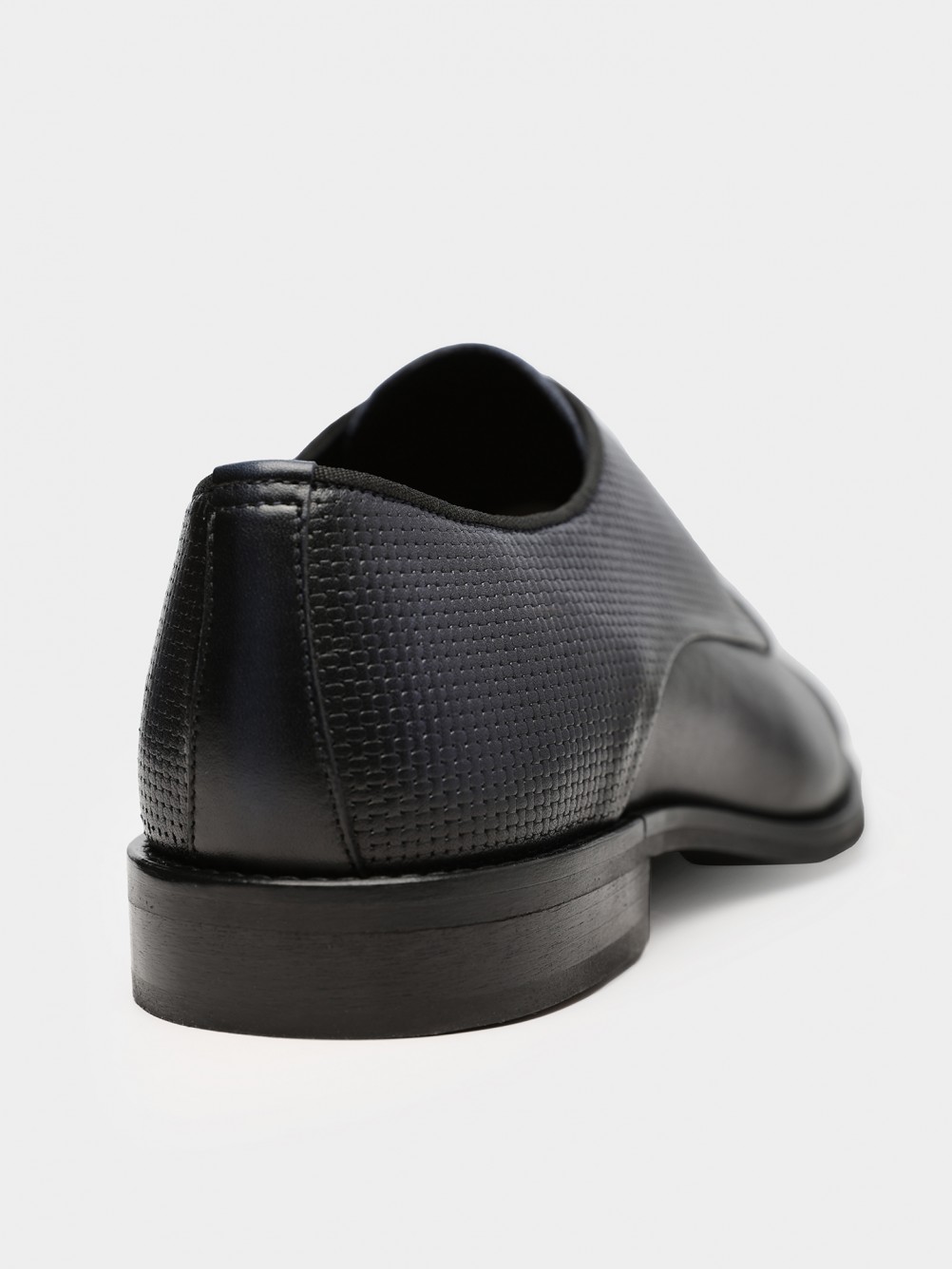 Leather shoes with pattern