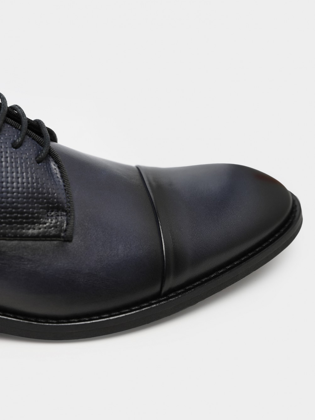 Leather shoes with pattern
