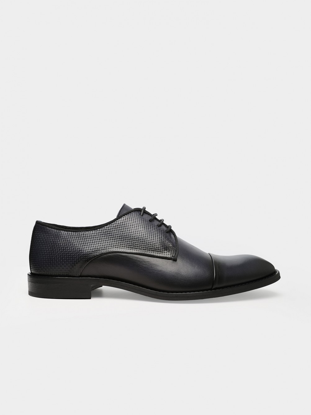 Leather shoes with pattern