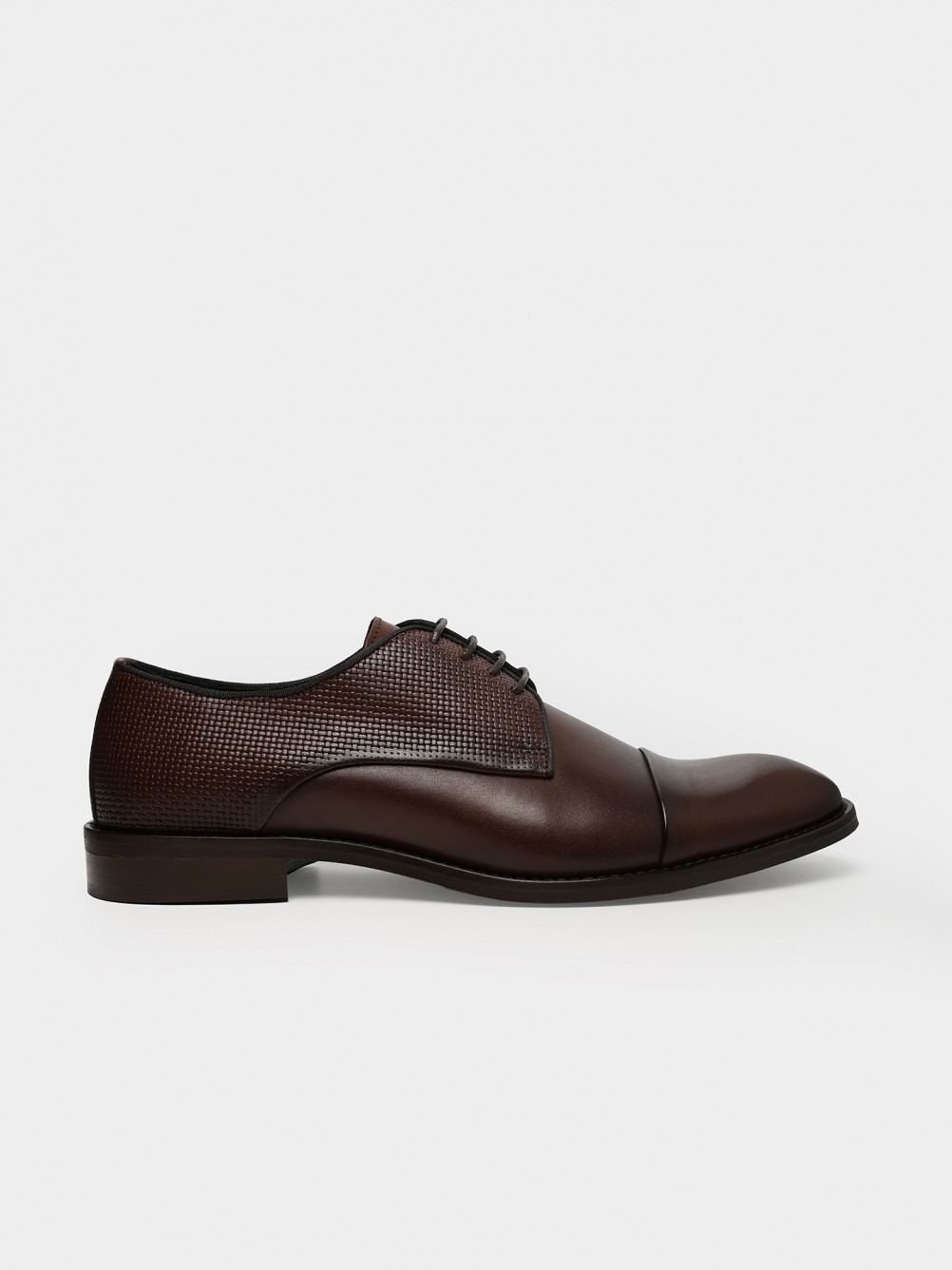 Leather shoes with pattern