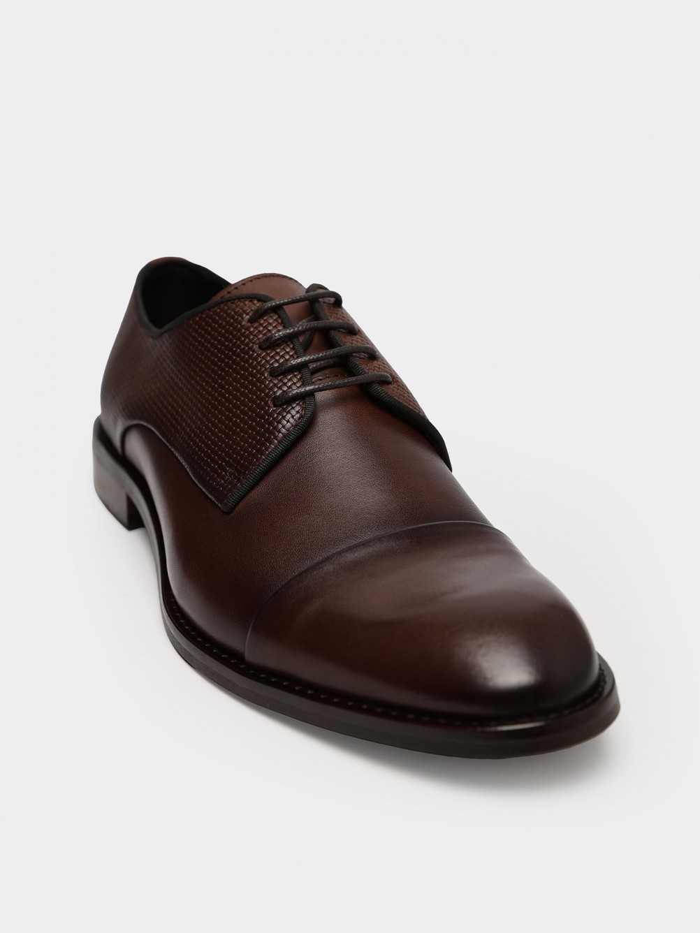 Leather shoes with pattern