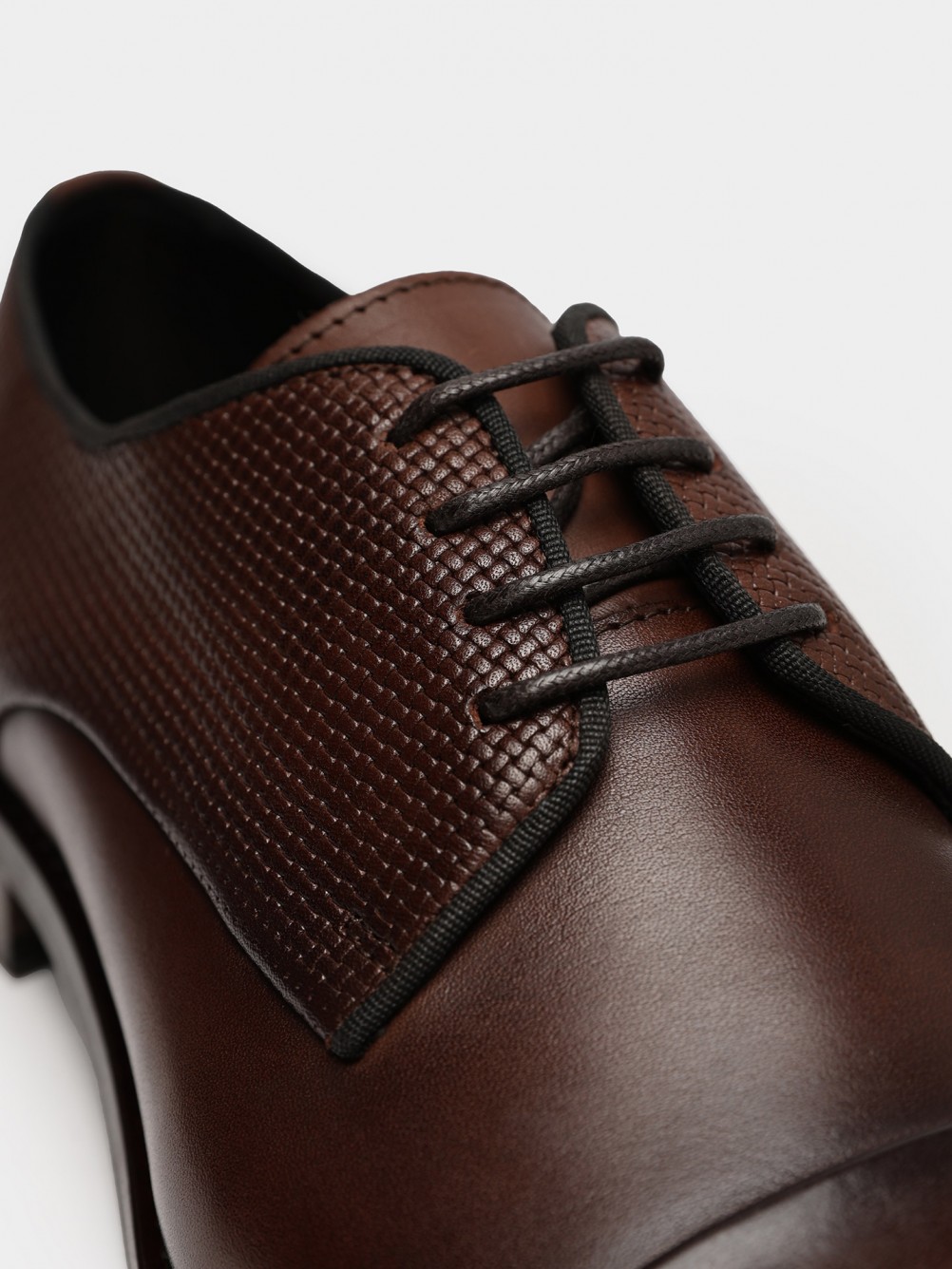 Leather shoes with pattern