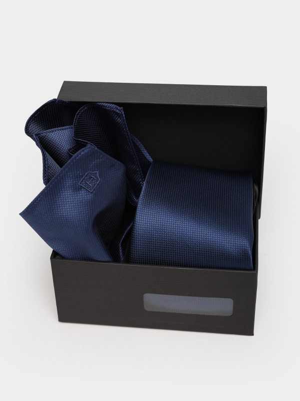 Tie and pocket square set