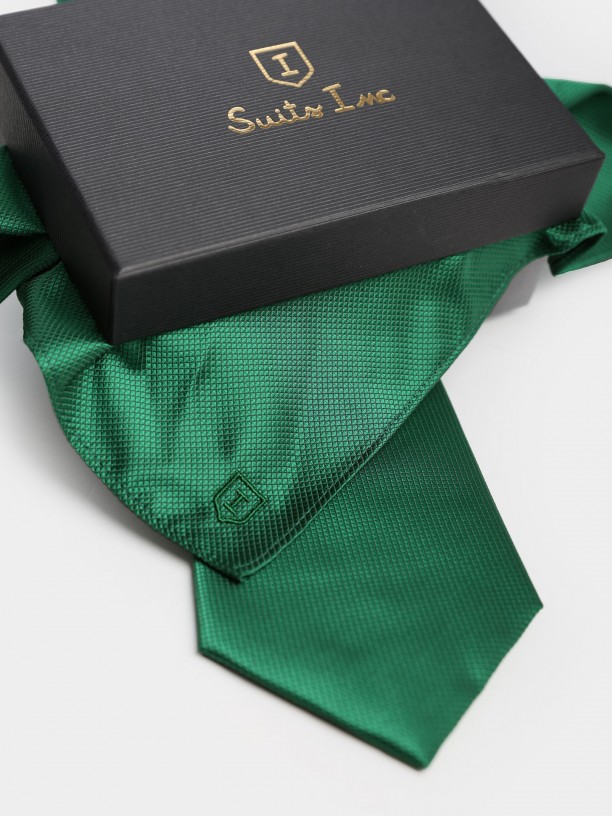 Tie and pocket square set